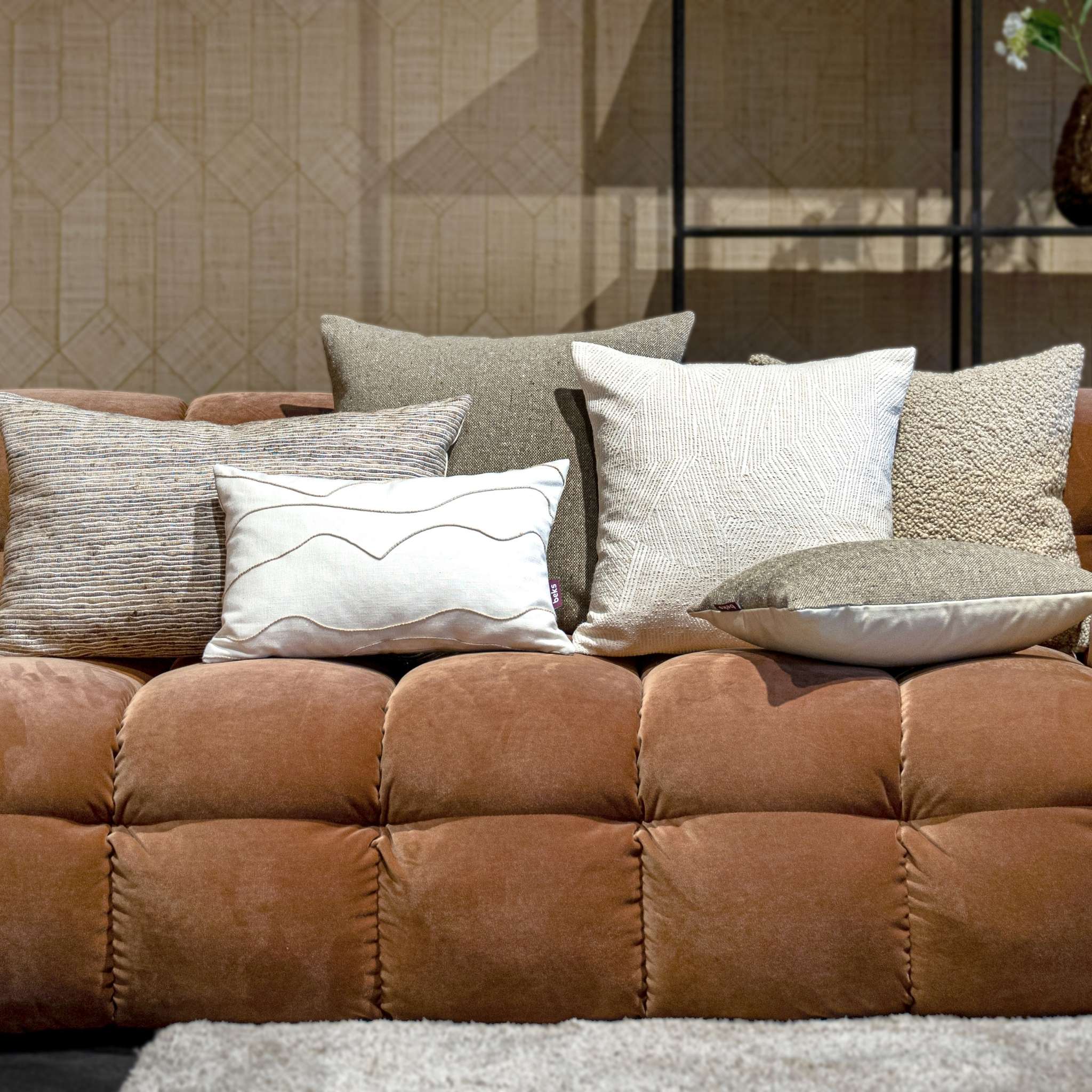 Roze bank met taupe sierkussens