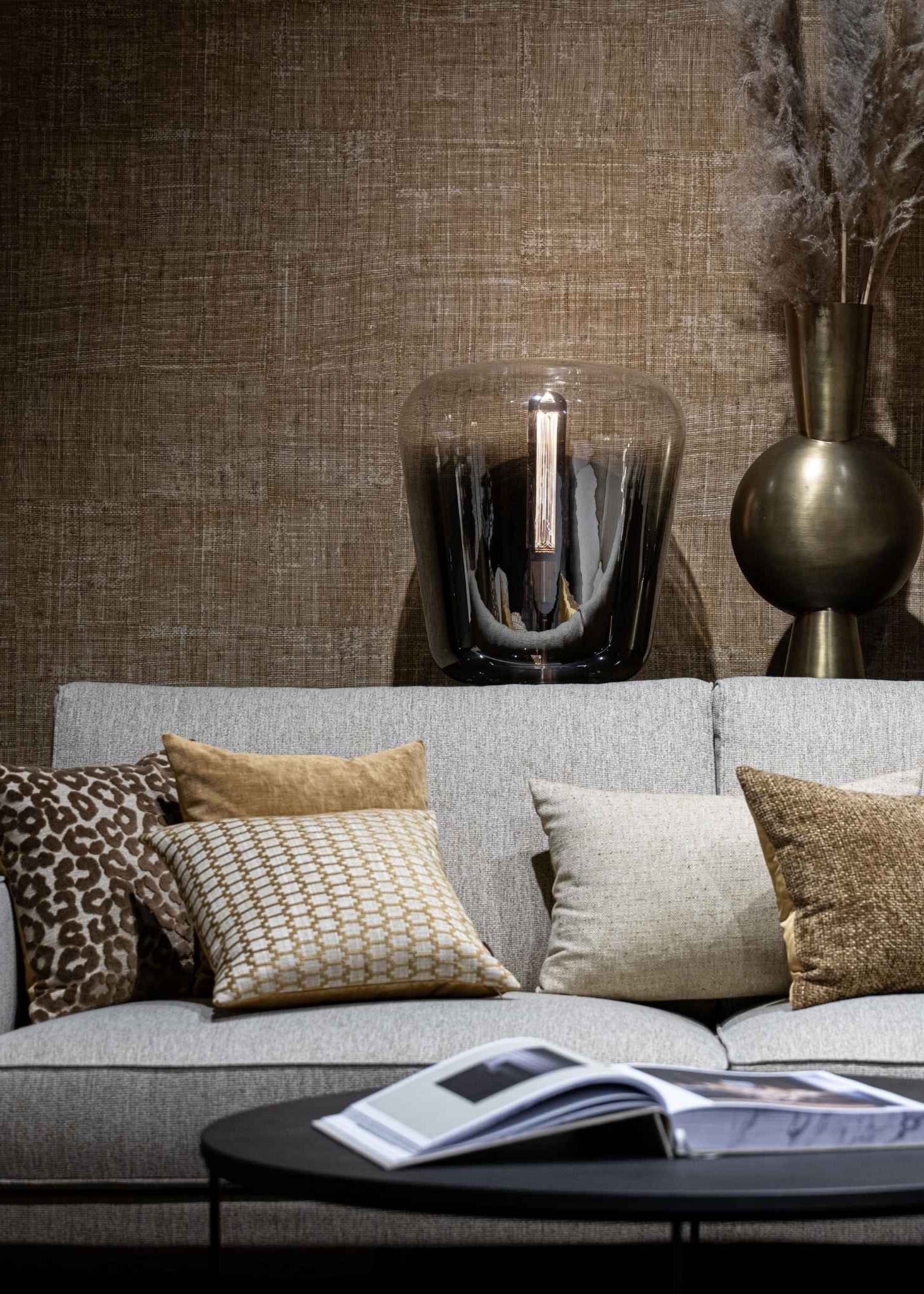 Lichte bank met luxe goudkleurige sierkussens