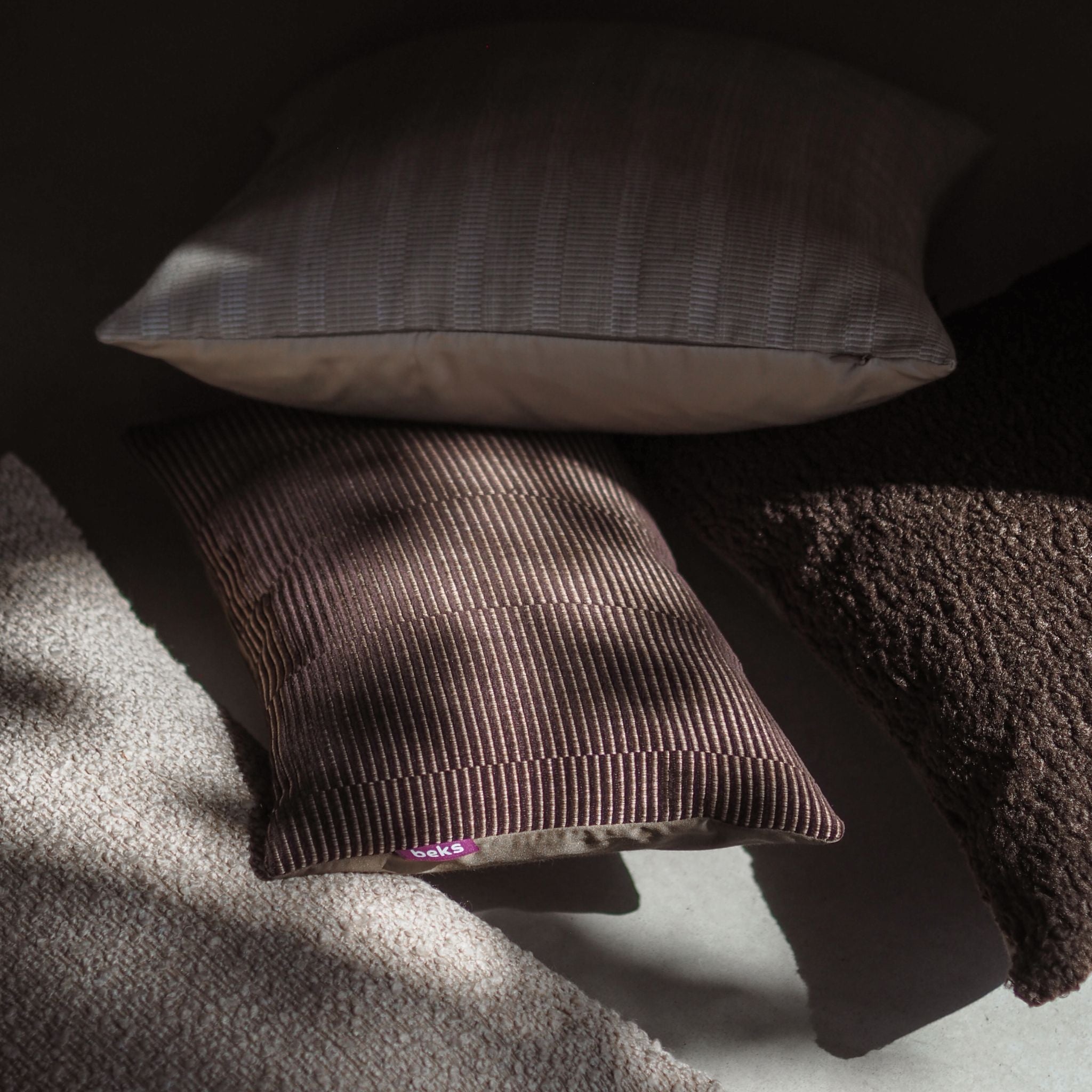 Beige en bruine sierkussens los