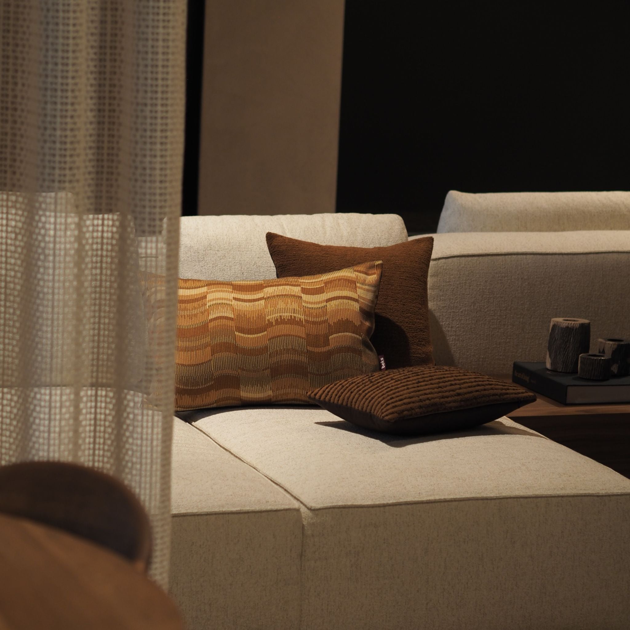 Lichte bank met luxe terracotta oranje sierkussens