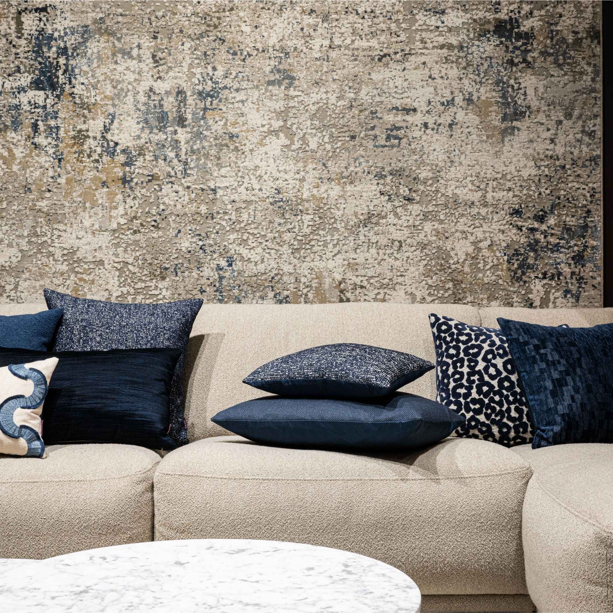 Beige bank met luxe blauwe sierkussens