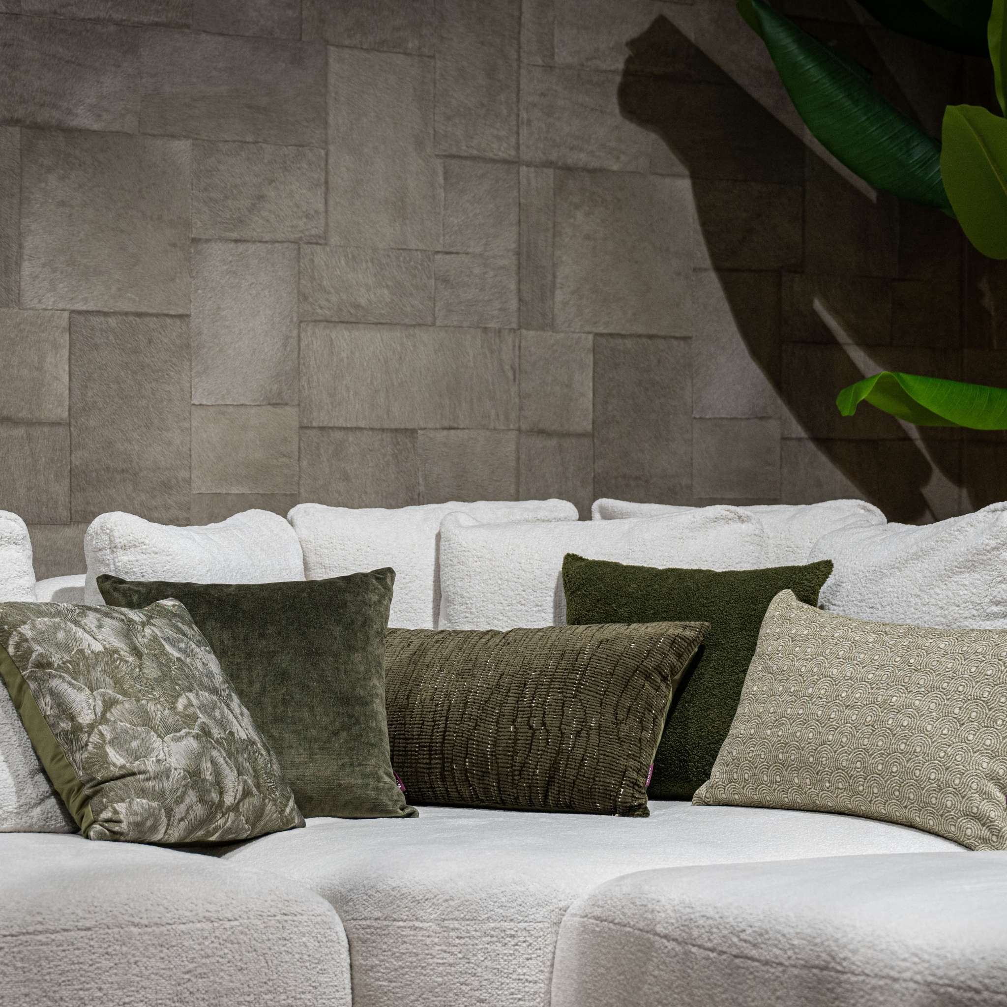 Lichte bank met luxe groene sierkussens