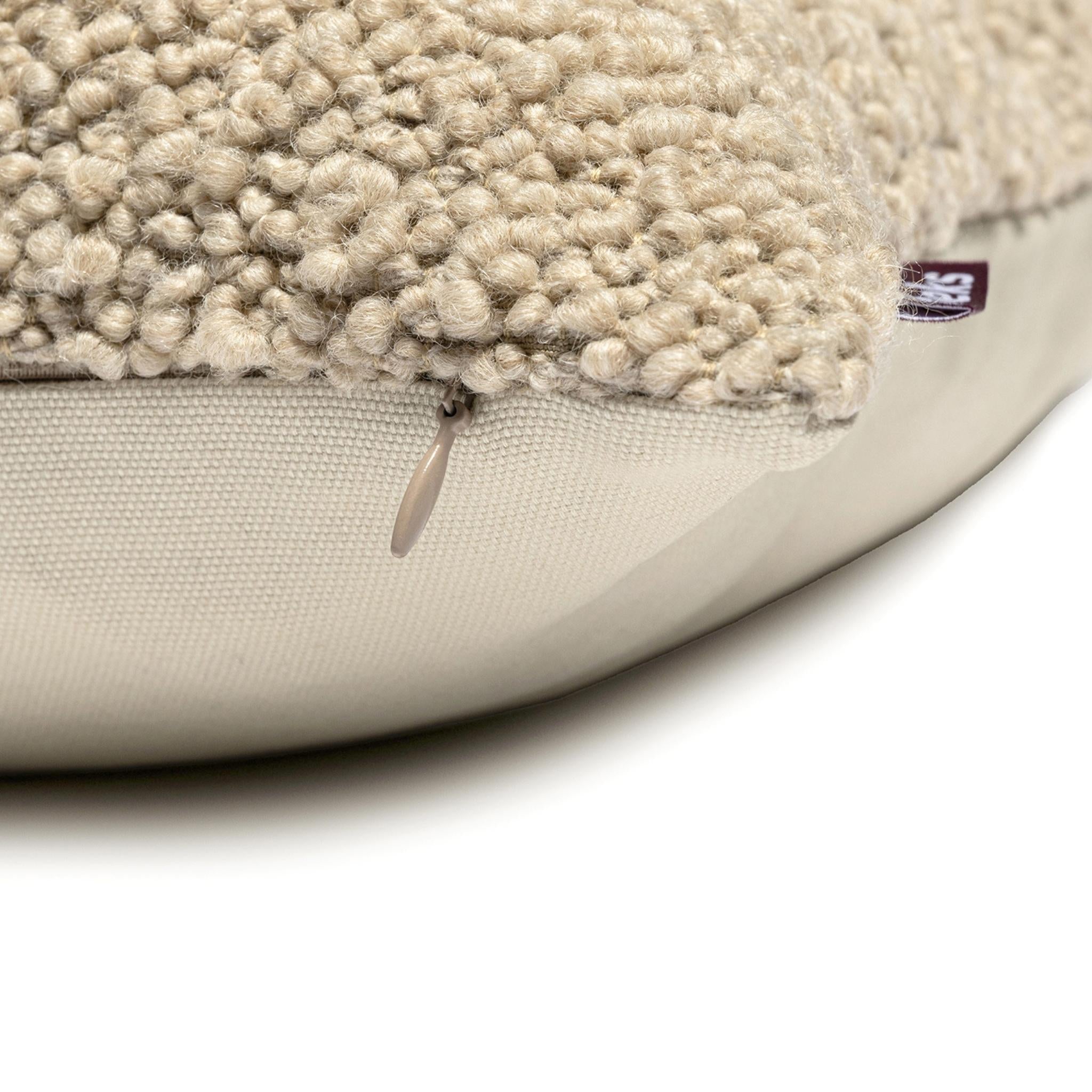 Verborgen YKK rits van vierkant sierkussen Boris beige, handgemaakt in Nederland, Studio Beks