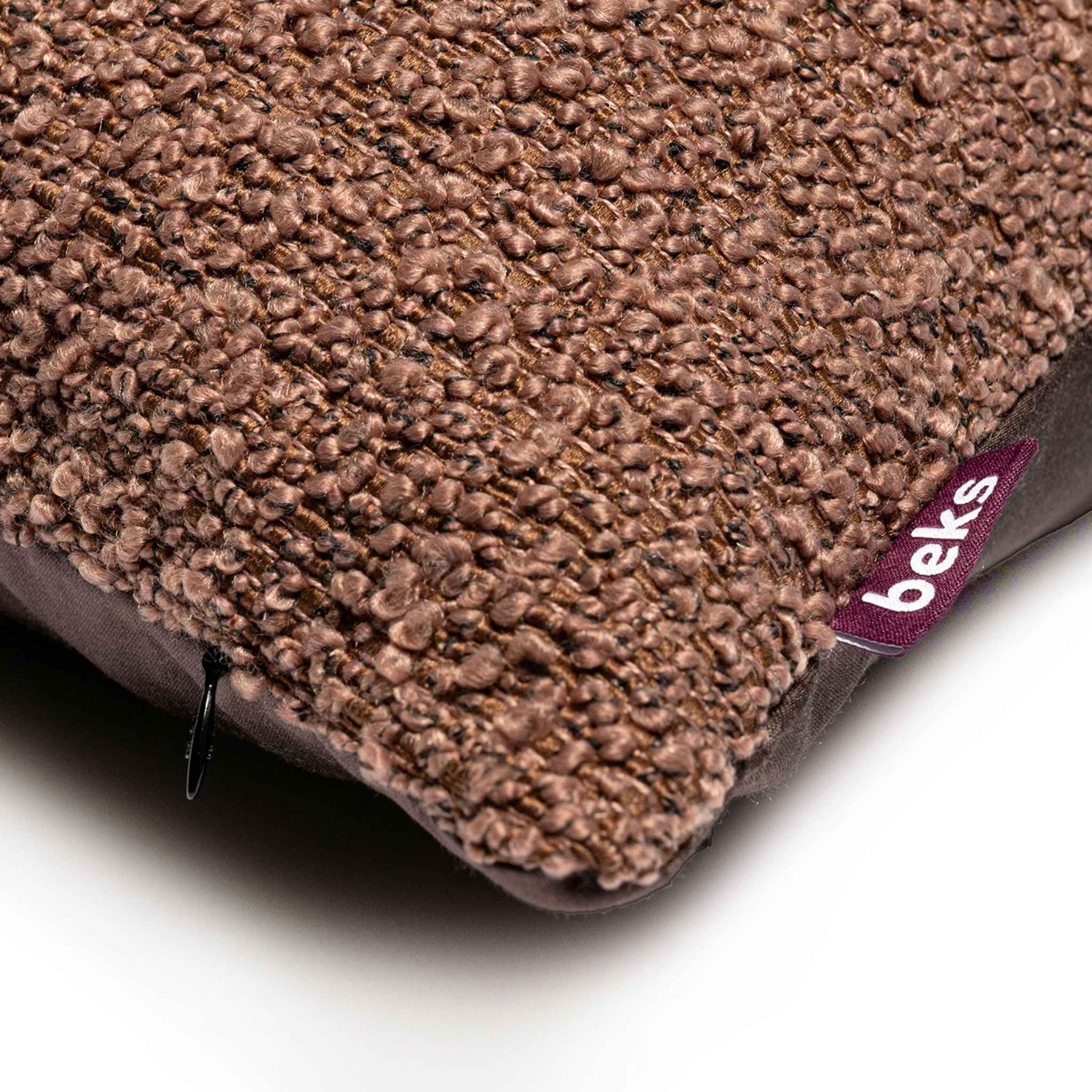 Detailopname van de gemêleerde bouclé structuur van sierkussen Bowie in donkerroze, Studio Beks