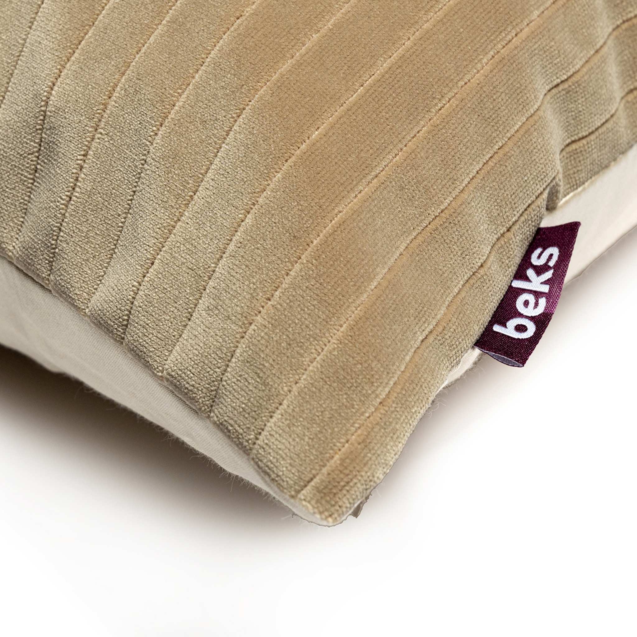 Detailopname van de velours stof met verticale streep van sierkussen Finn in beige, Studio Beks