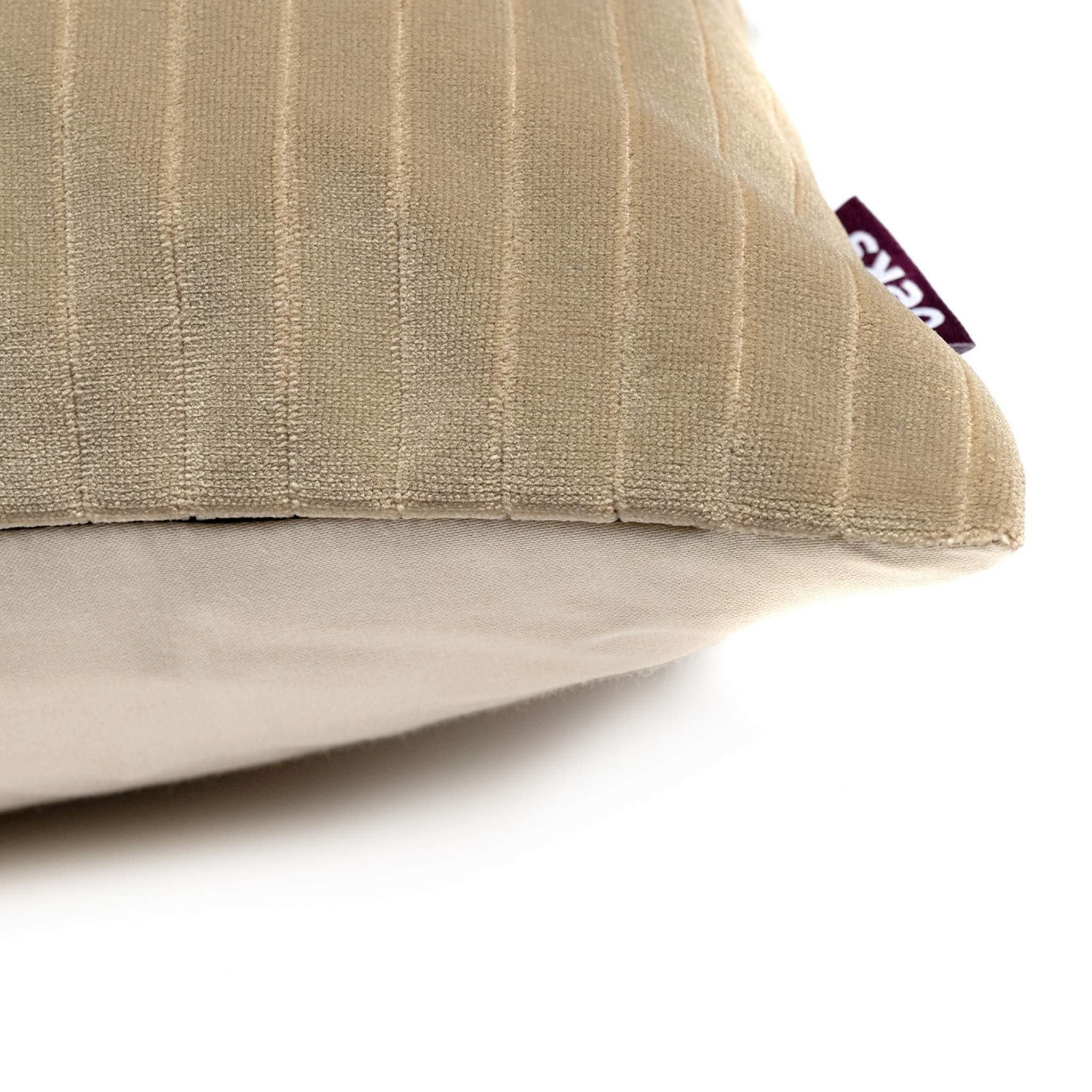 Verborgen YKK rits van vierkant sierkussen Finn beige, handgemaakt in Nederland, Studio Beks