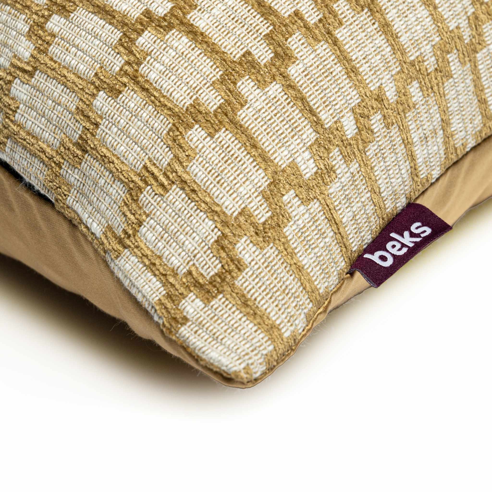 Detailopname van het gouden chenille rasterpatroon van sierkussen Jace, Studio Beks