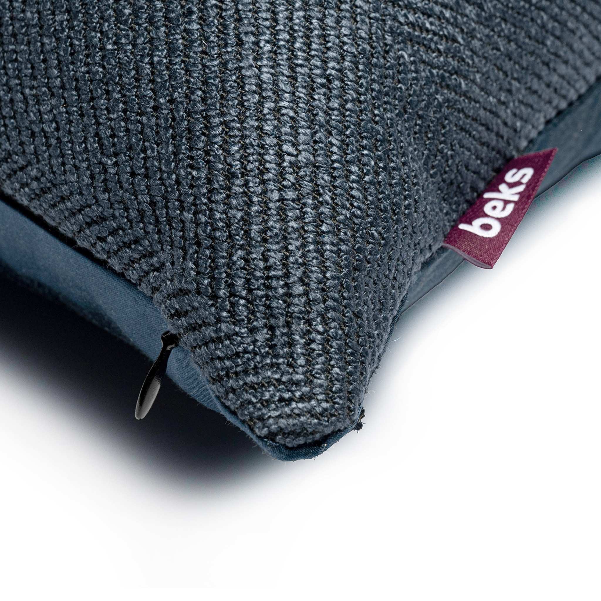 Detailopname van het visgraatpatroon in bouclé van sierkussen Jimi blauw, Studio Beks