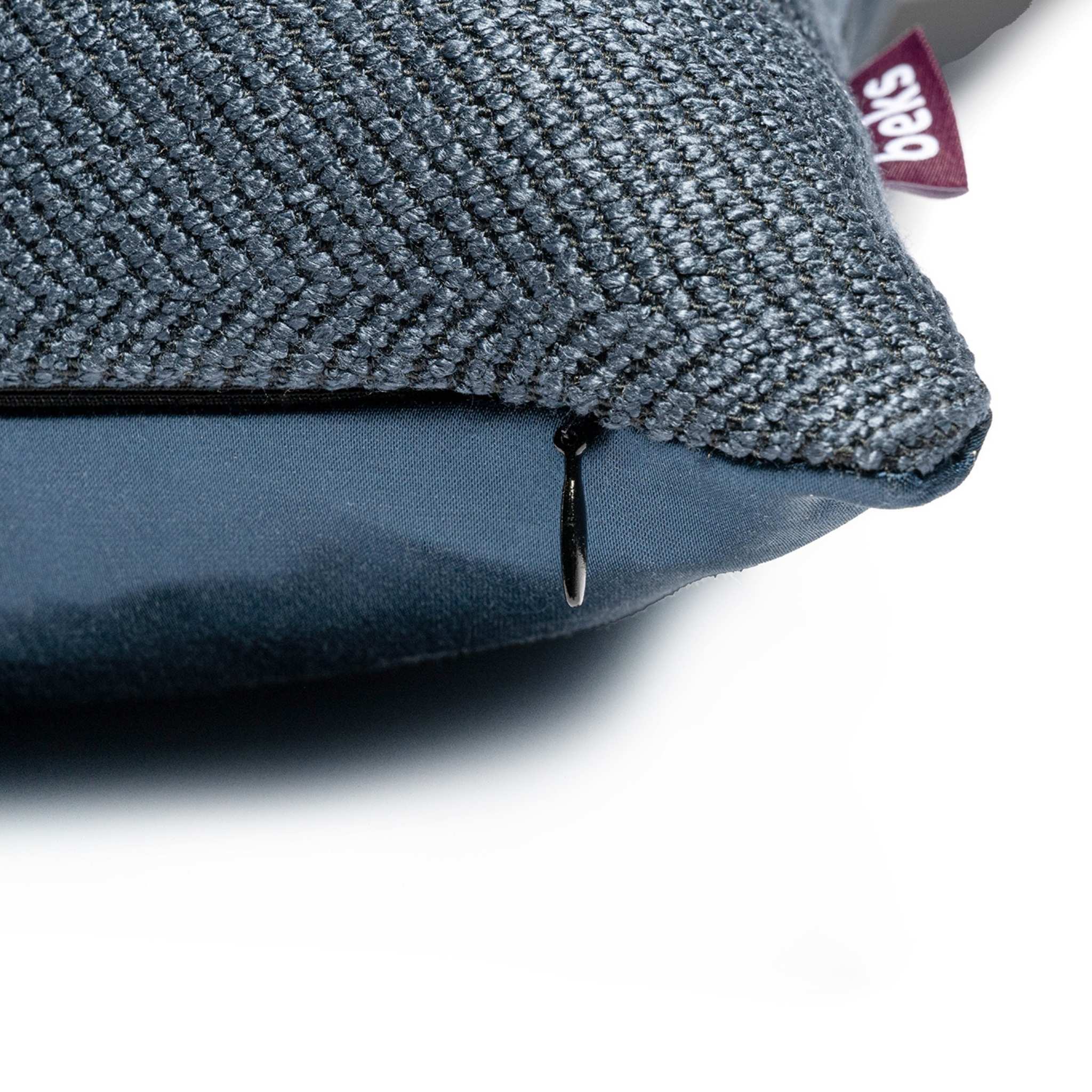 Verborgen YKK rits van langwerpig sierkussen Jimi blauw, handgemaakt in Nederland, Studio Beks