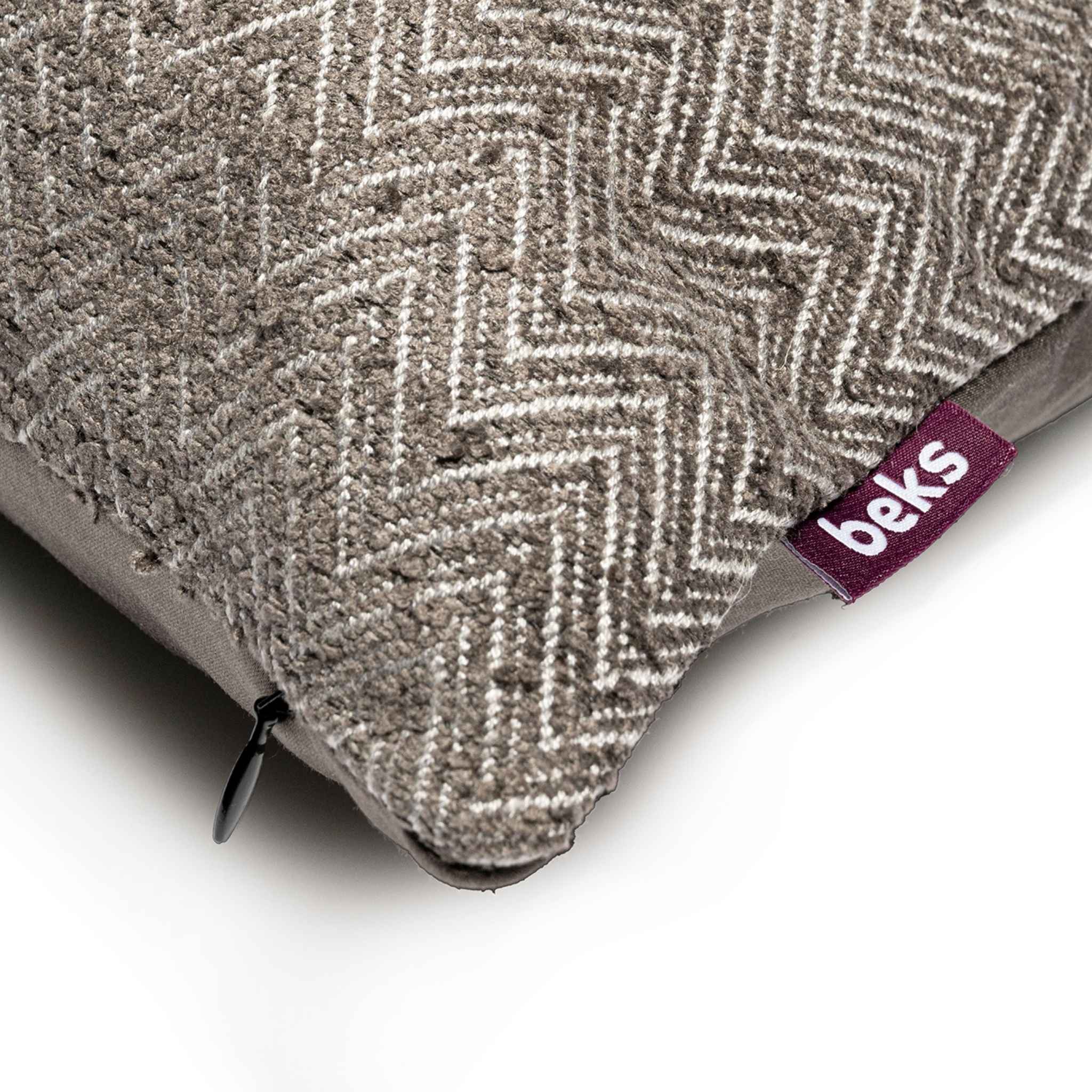 Detailopname van het visgraatpatroon van sierkussen Jowi in taupe-grijs, Studio Beks
