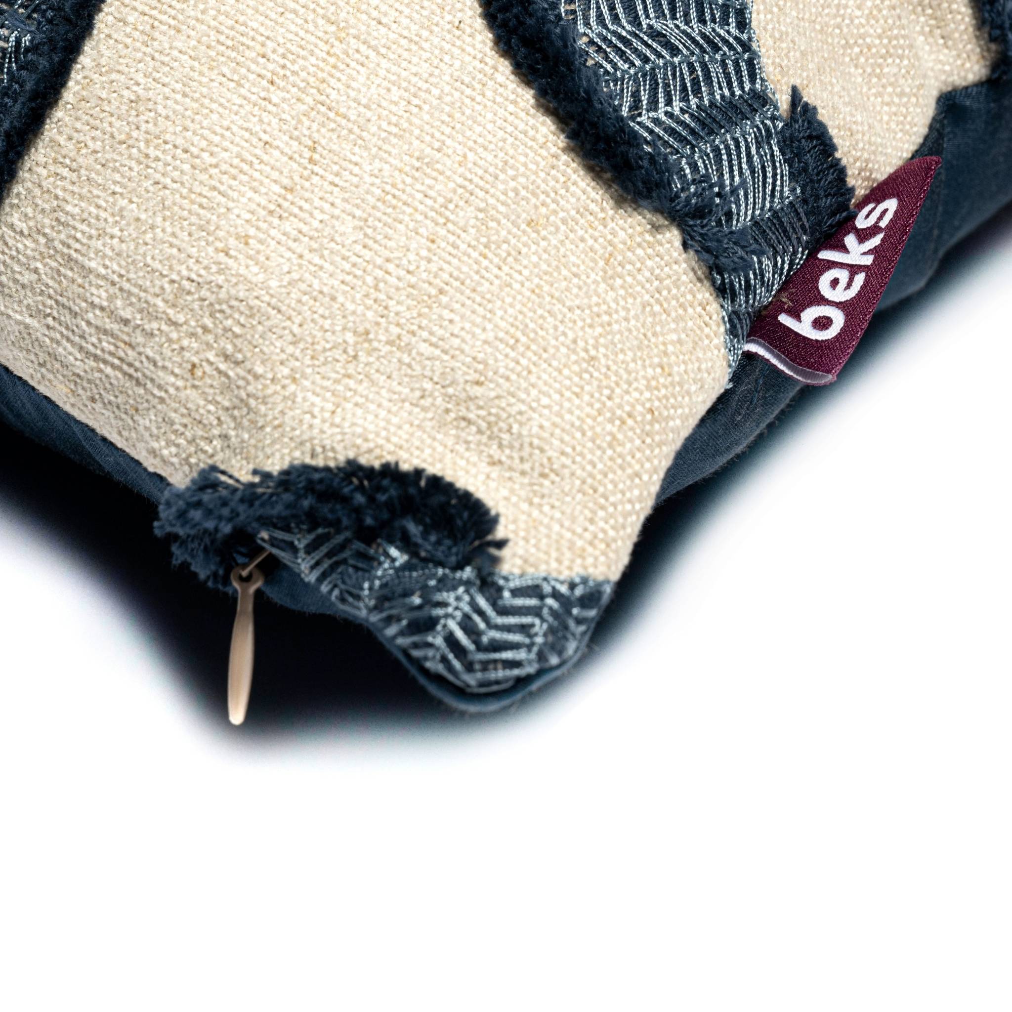 Detailopname van de halfronde blauwe chenille vormen op naturel linnen van sierkussen Lio, Studio Beks