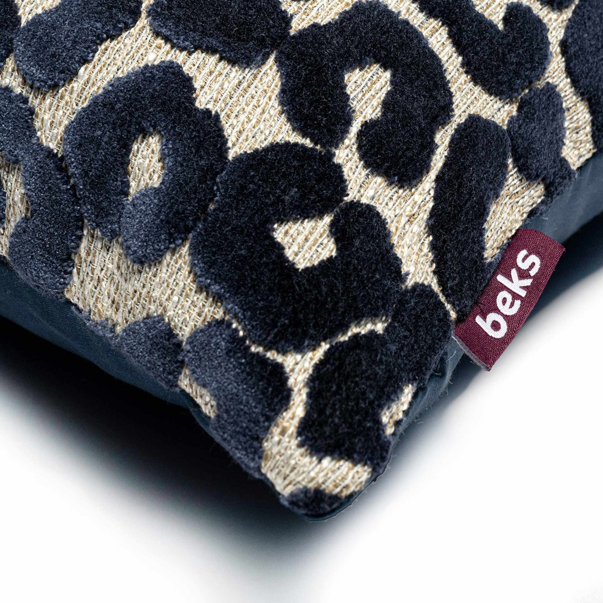 Detailopname van het blauwe chenille luipaardpatroon van sierkussen Mae, Studio Beks