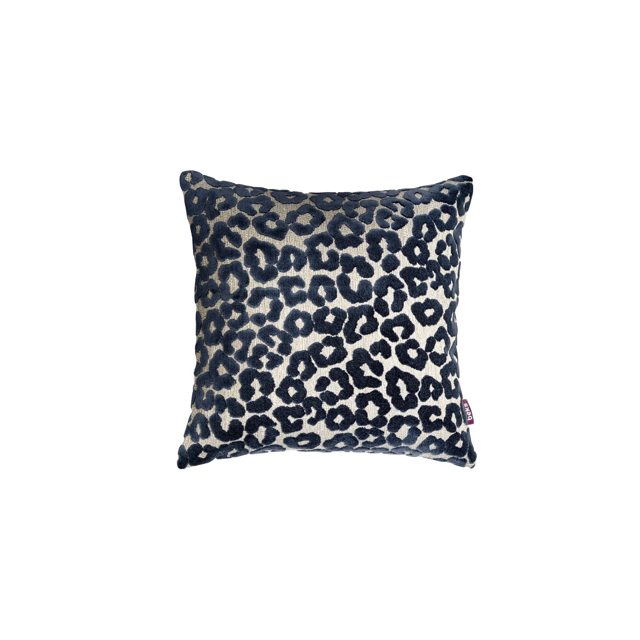 Vierkant blauw sierkussen Mae 45x45 cm met luipaardpatroon van donkerblauwe chenille op naturel ondergrond, Studio Beks