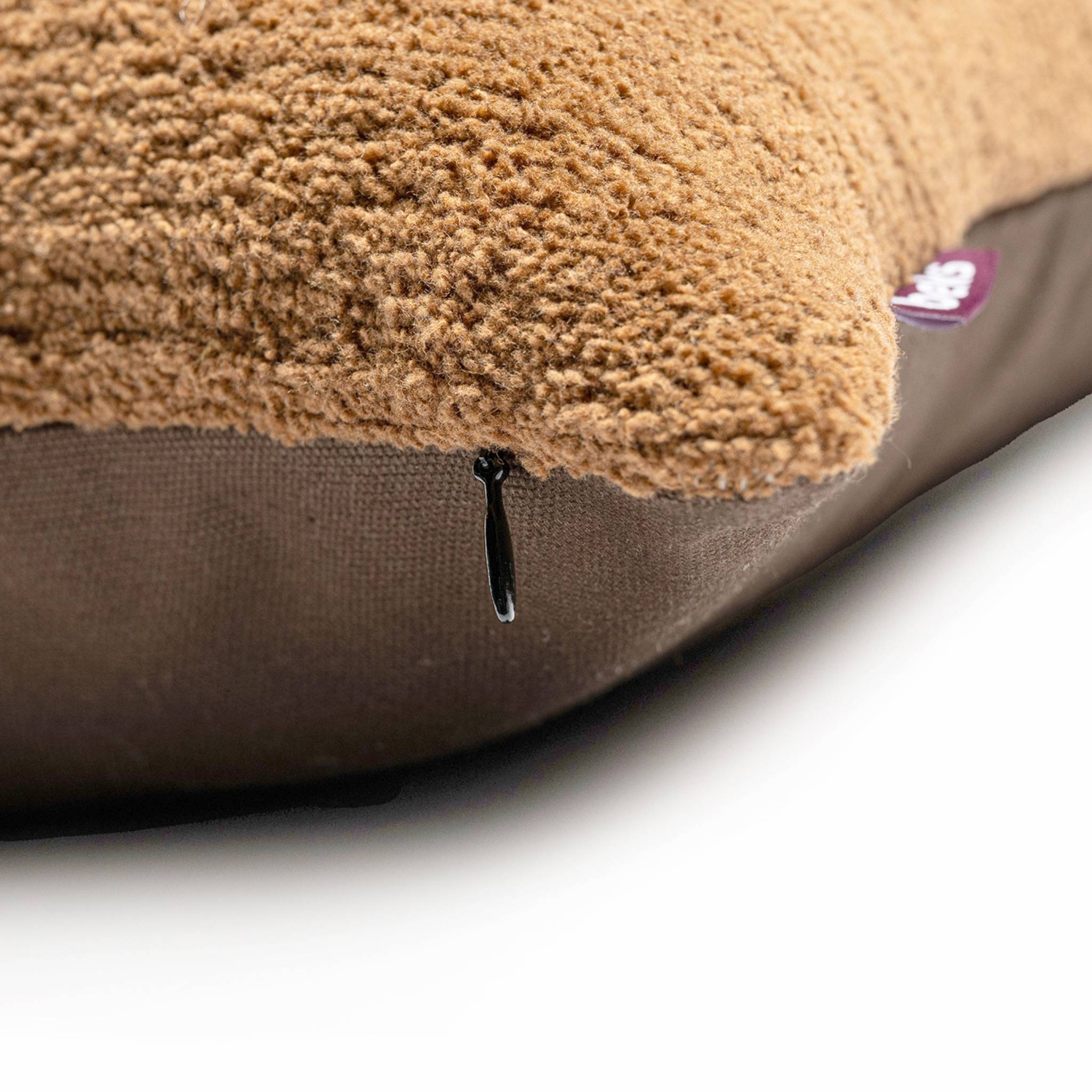Detailopname van de grove shearling bouclé structuur van sierkussen Puck in camel-terracotta, Studio Beks