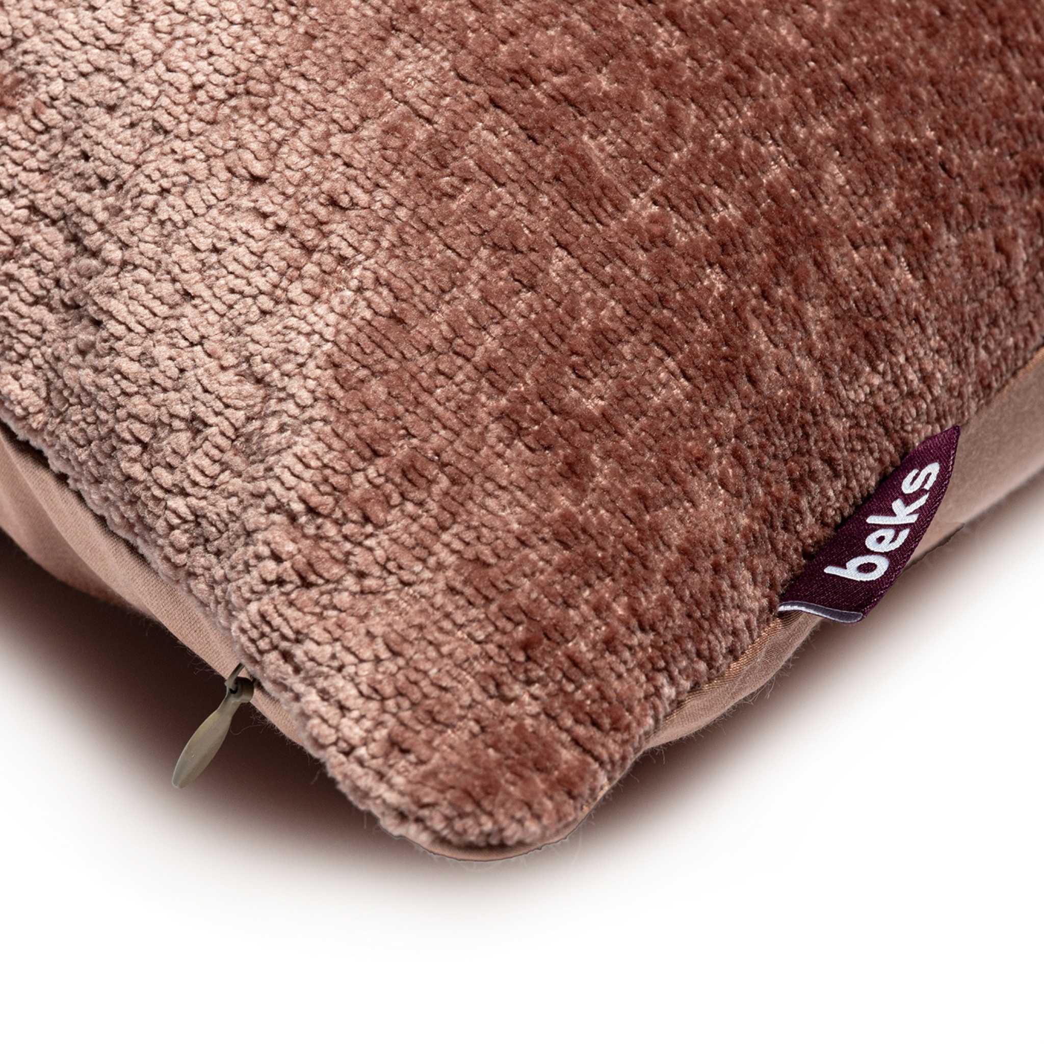 Detailopname van de zachte chenille bouclé structuur van sierkussen Teddy roze in warme oud-roze tint, Studio Beks