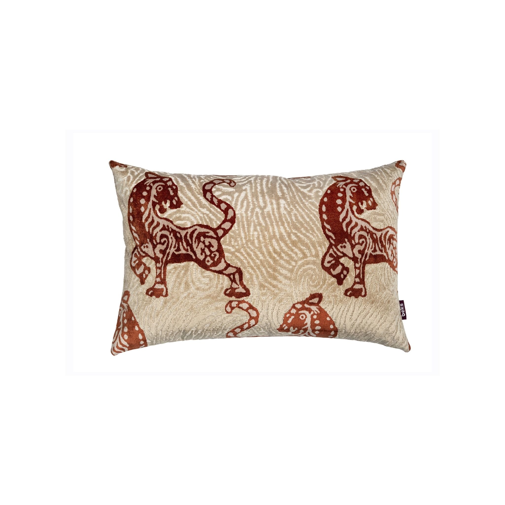 StudioBeks - Rood, langwerpig sierkussen Vigo 1