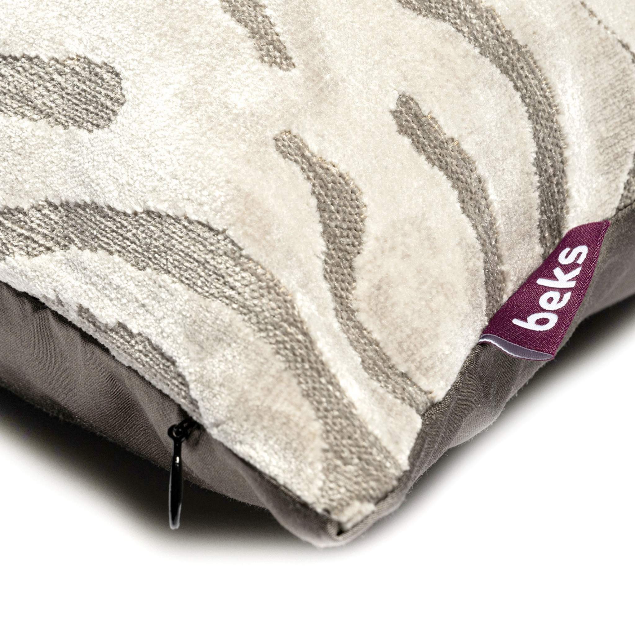 Detailopname van het vloeiende zebrapatroon in grijze chenille op crème bouclé van sierkussen Yara, Studio Beks