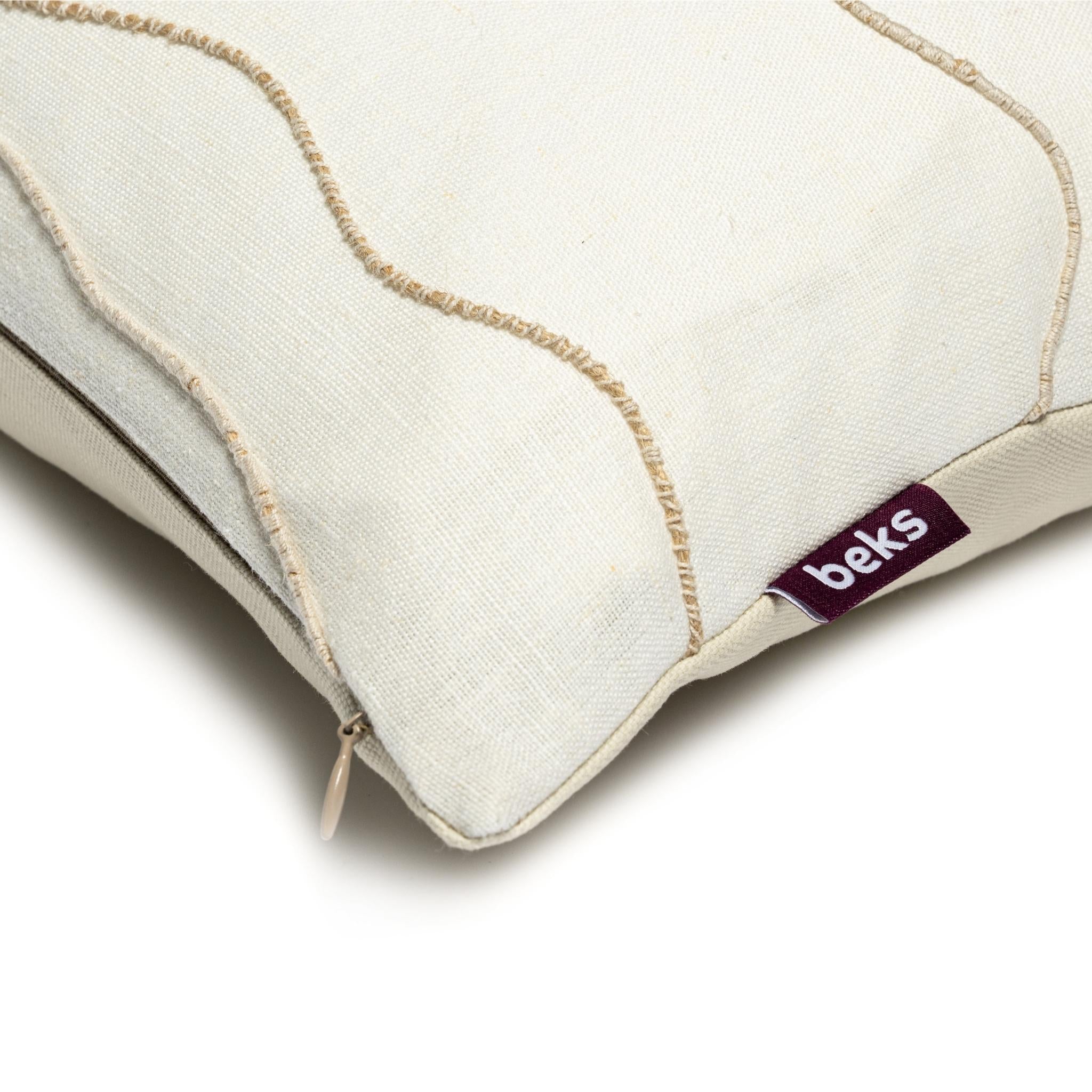 Detailopname van de golvende goudbeige draadlijnen op de witte linnenstof van sierkussen Zara, Studio Beks