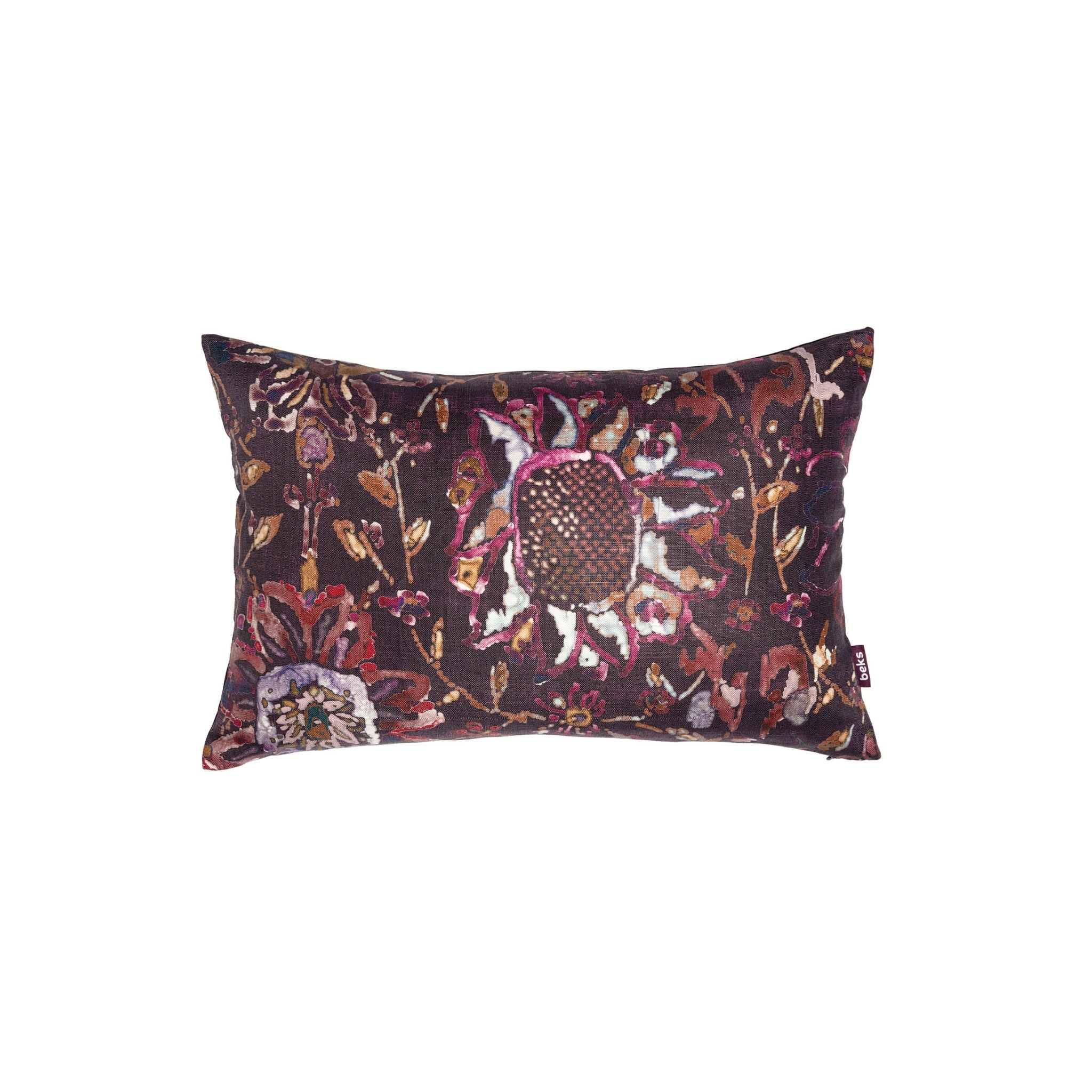 Langwerpig paars sierkussen Zuen 40x60 cm met weelderig botanisch bloemenpatroon, Studio Beks