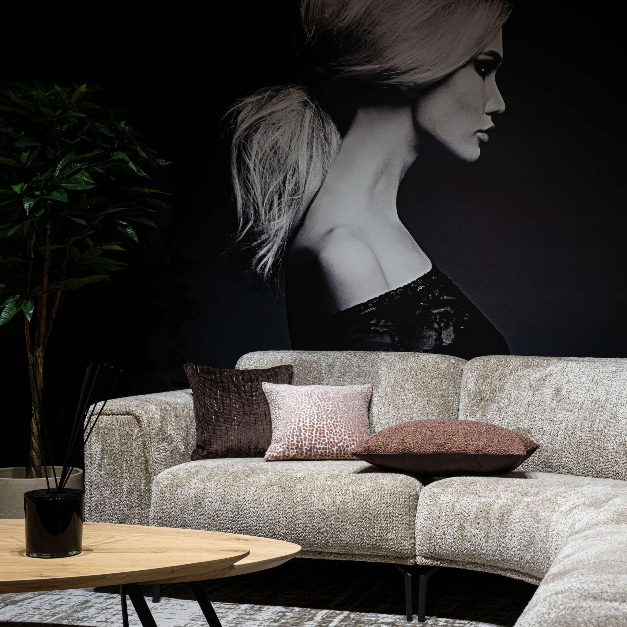 Luxe roze sierkussens op een lichte bank