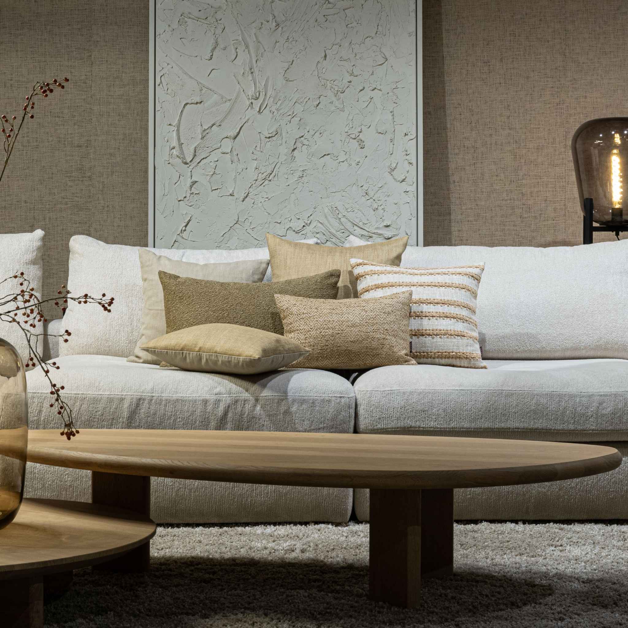 Beige bank met sierkussens