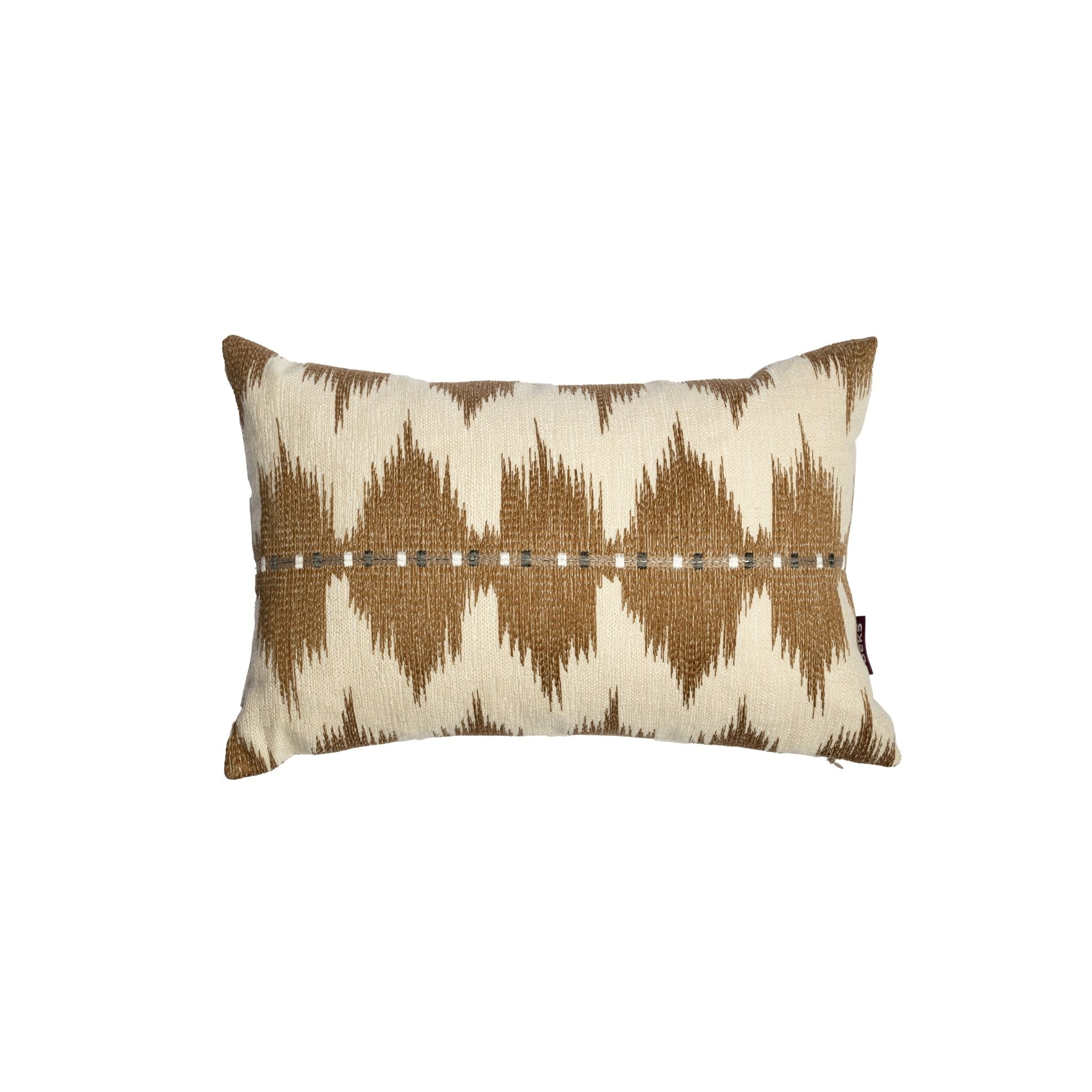 Langwerpig beige sierkussen Benja 30x45 cm met expressief ikat patroon in zand en gebroken wit, Studio Beks