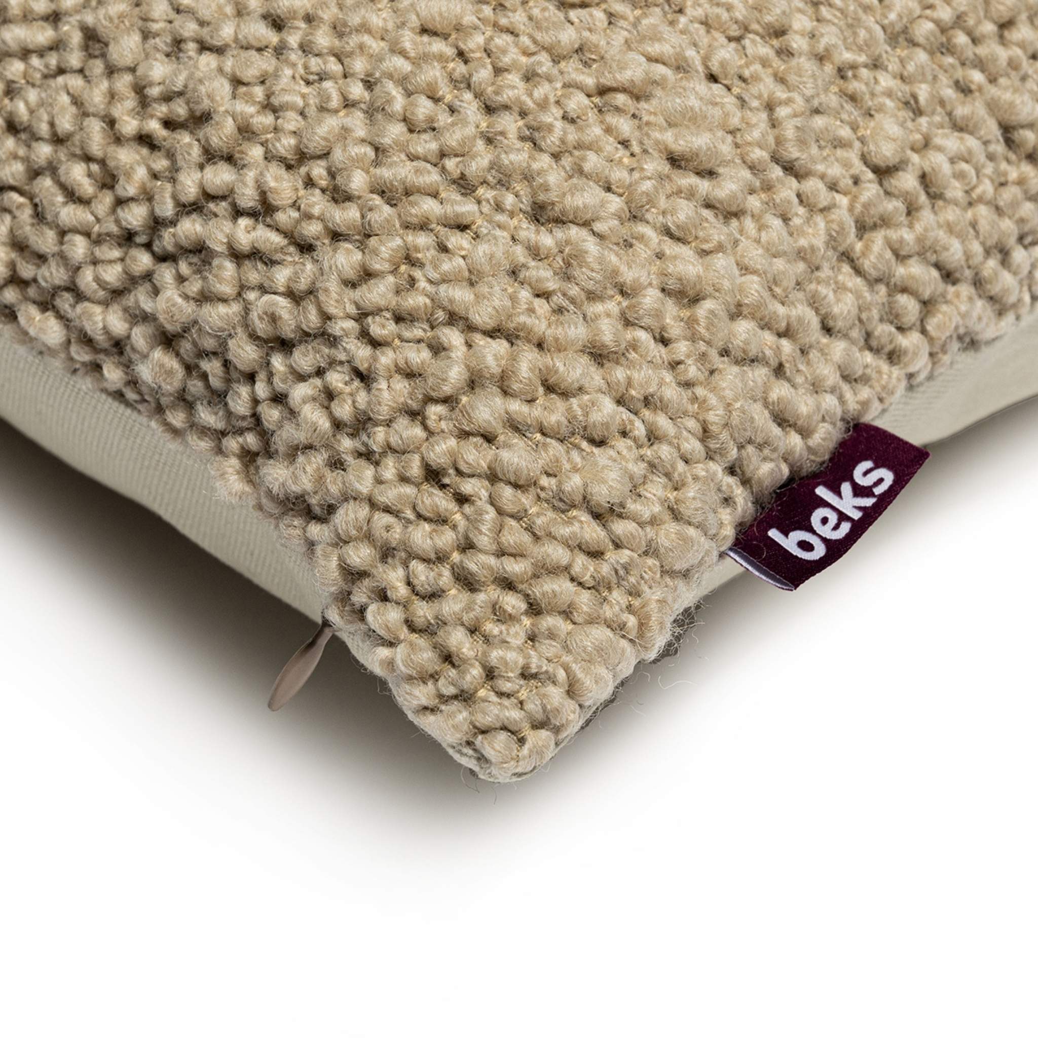 Detailopname van de grove bouclé stof van sierkussen Boris in beige, Studio Beks