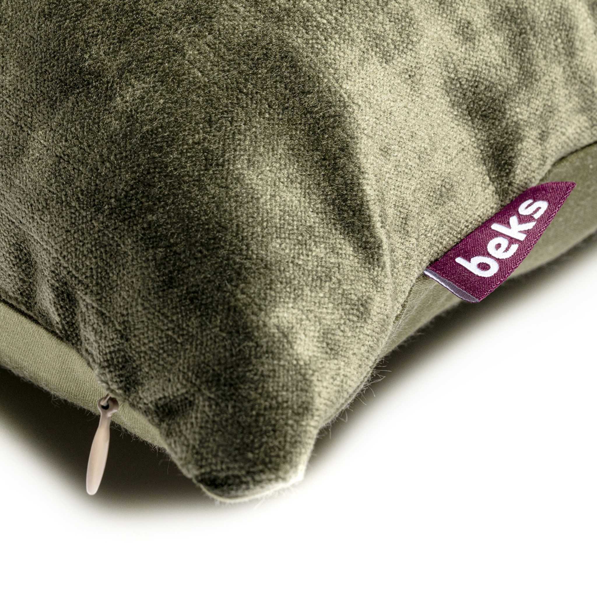 Detailopname van de olijfgroene velours stof van sierkussen Charlie, Studio Beks