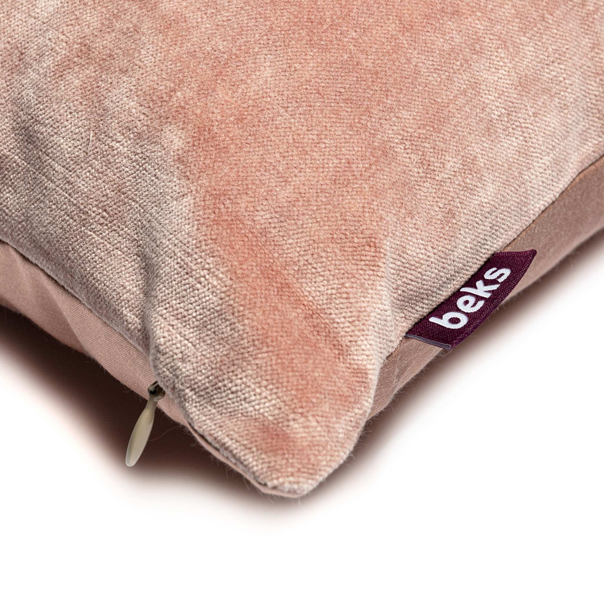 Detailopname van de poederroze velours stof van sierkussen Charlie, Studio Beks