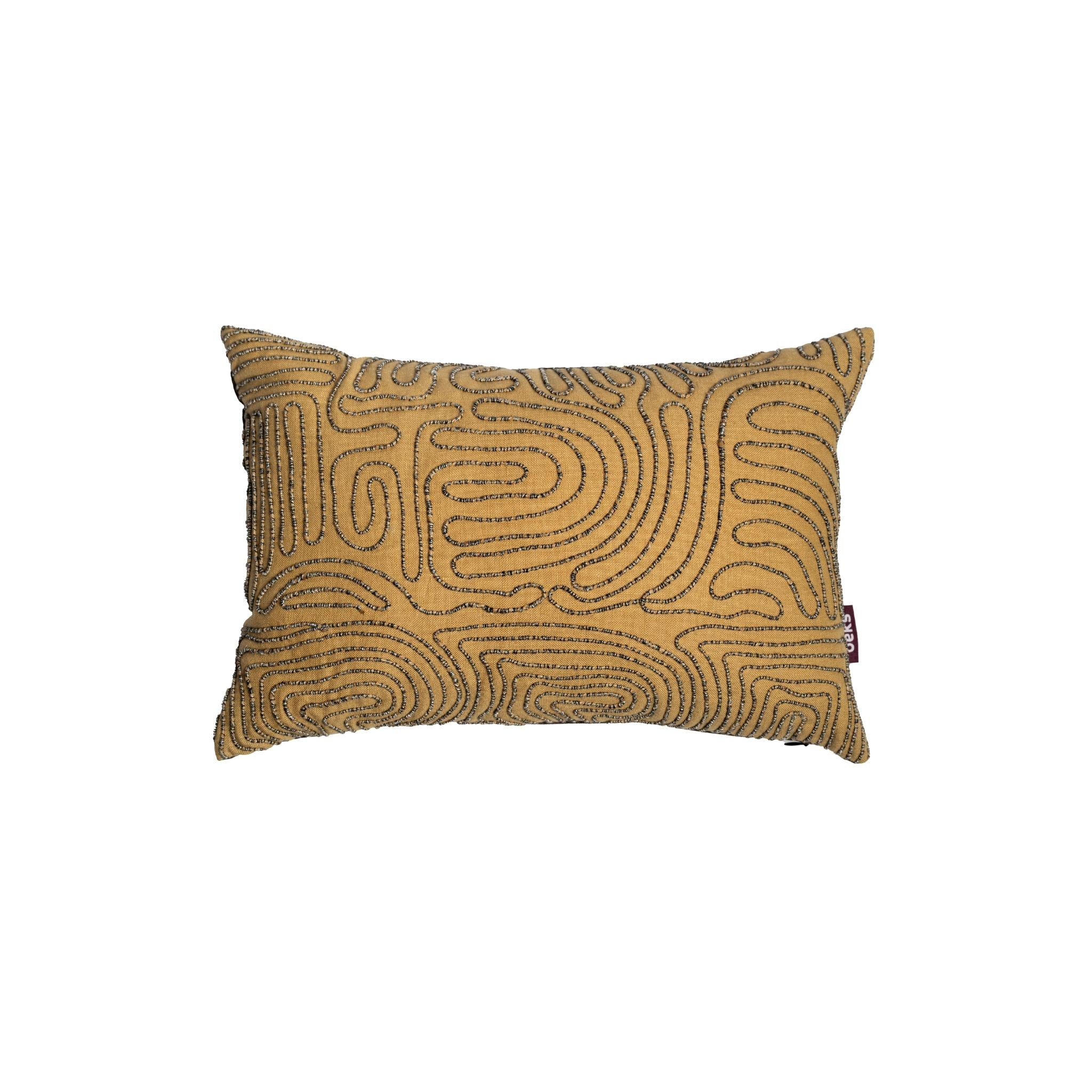 Langwerpig okergeel sierkussen Idris 30x45 cm met slingerende gouden borduurstructuur, Studio Beks