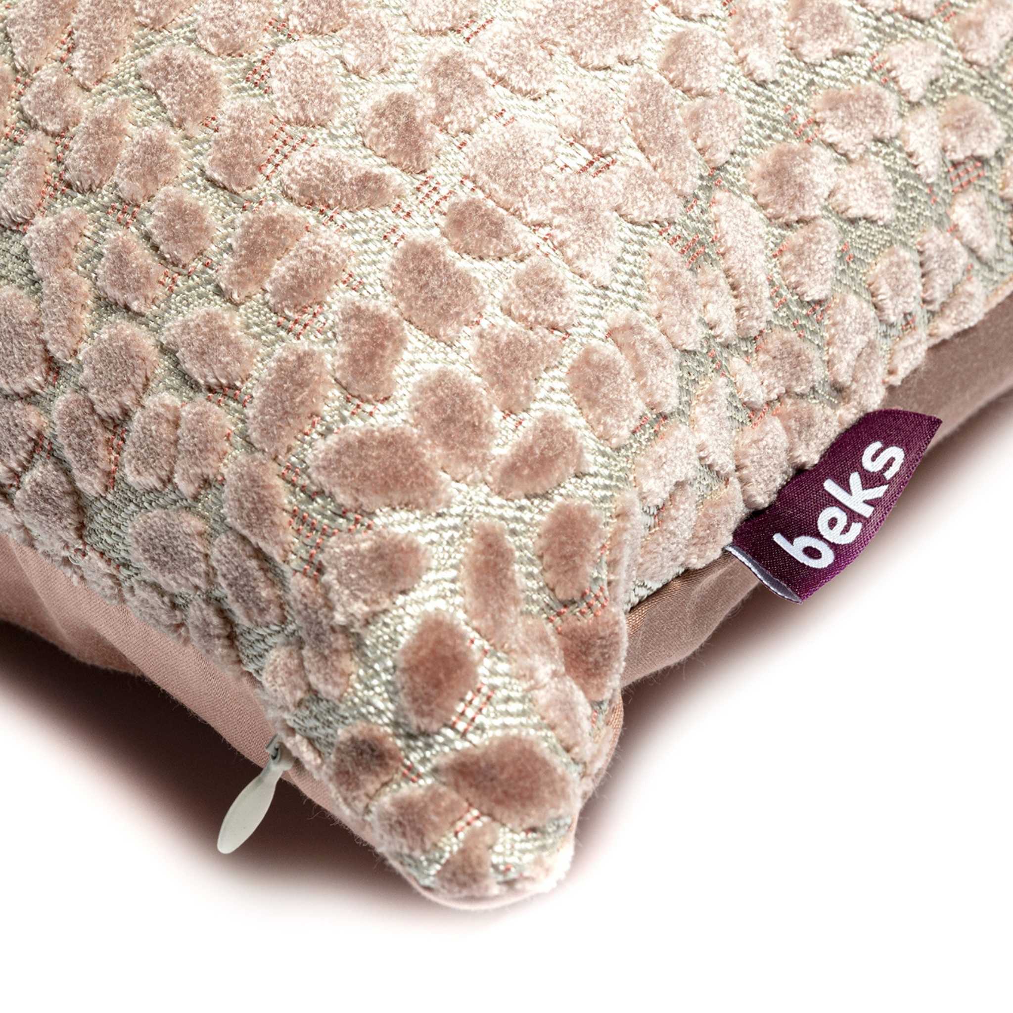 Detailopname van de roze velvet stippen op de witte basis van sierkussen Lexi, Studio Beks
