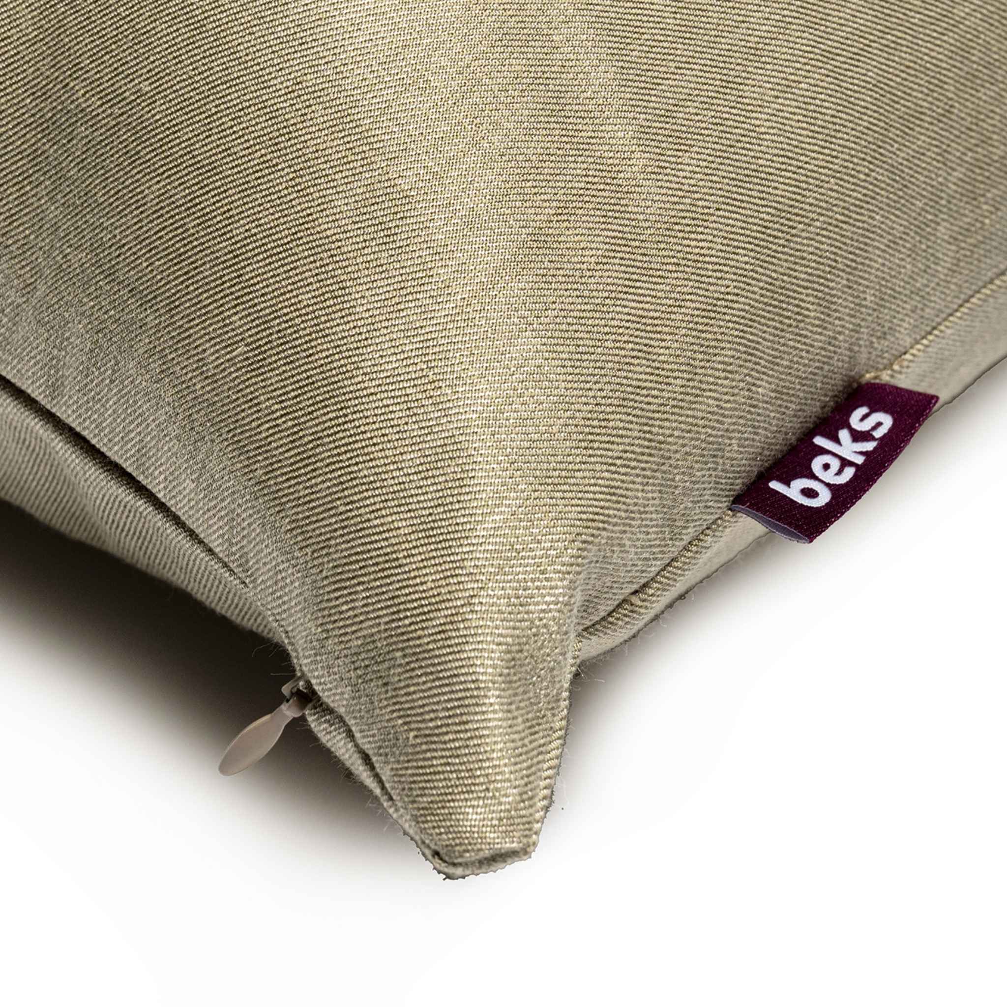 Detailopname van de egale glanzende stof van sierkussen Lise in beige, Studio Beks
