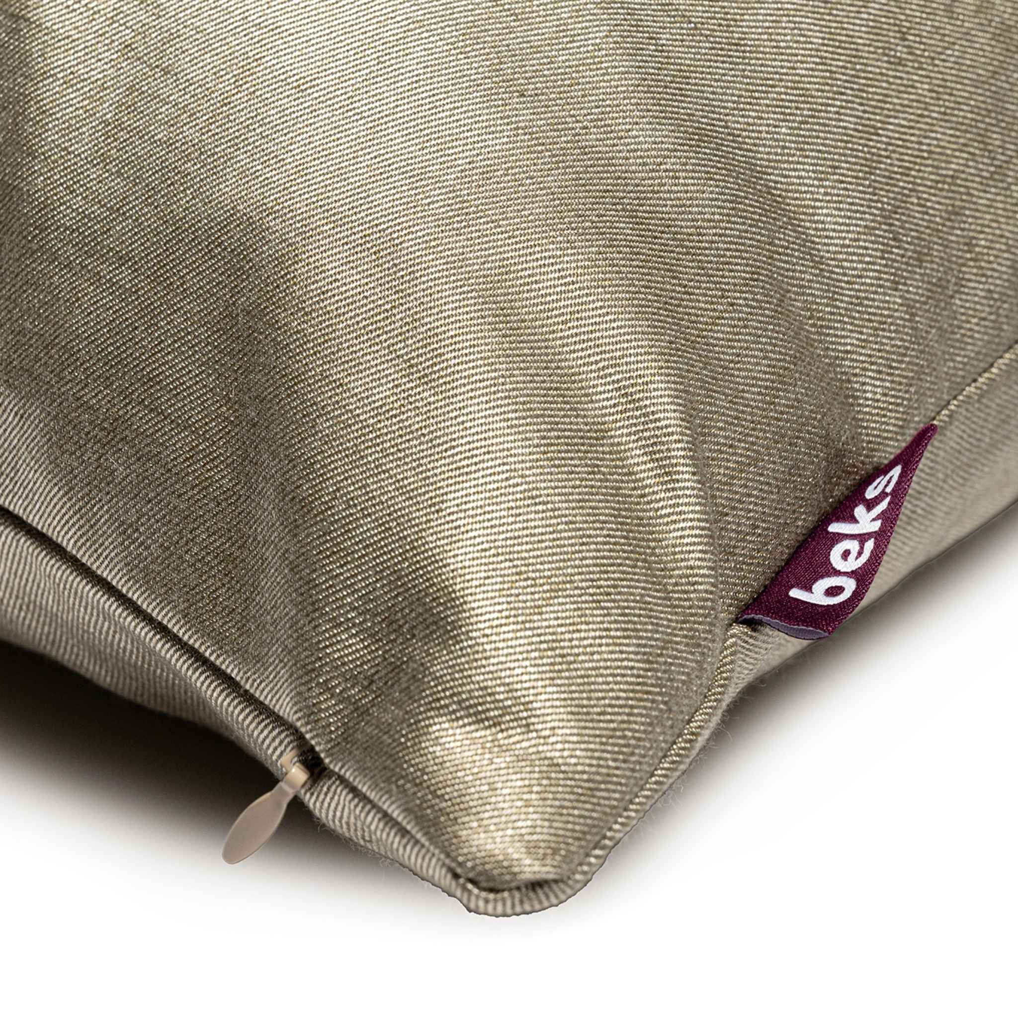  Detailopname van de fijne bouclé stof van sierkussen Lise in bruin, Studio Beks
