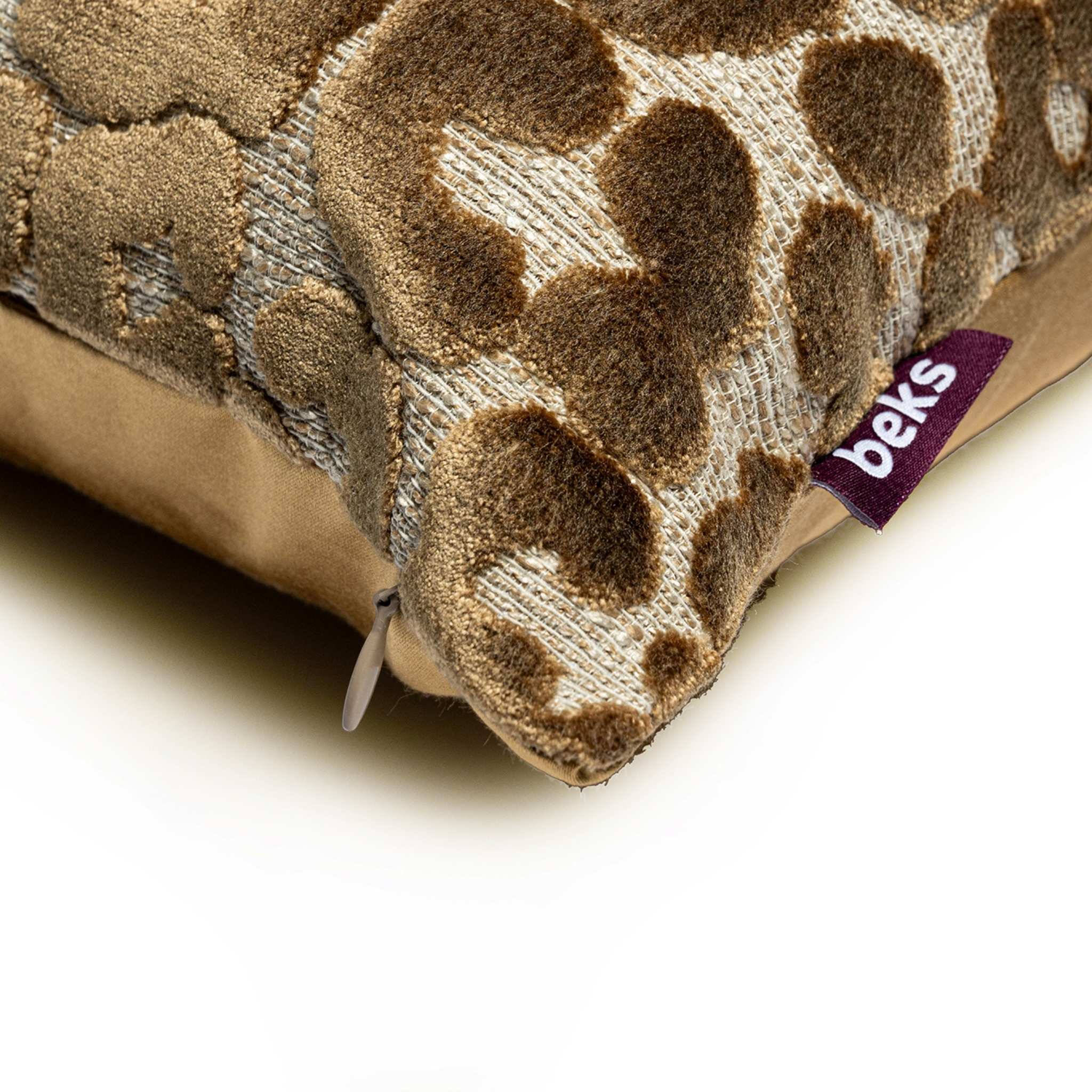Detailopname van het goudbruine chenille luipaardpatroon van sierkussen Mae, Studio Beks
