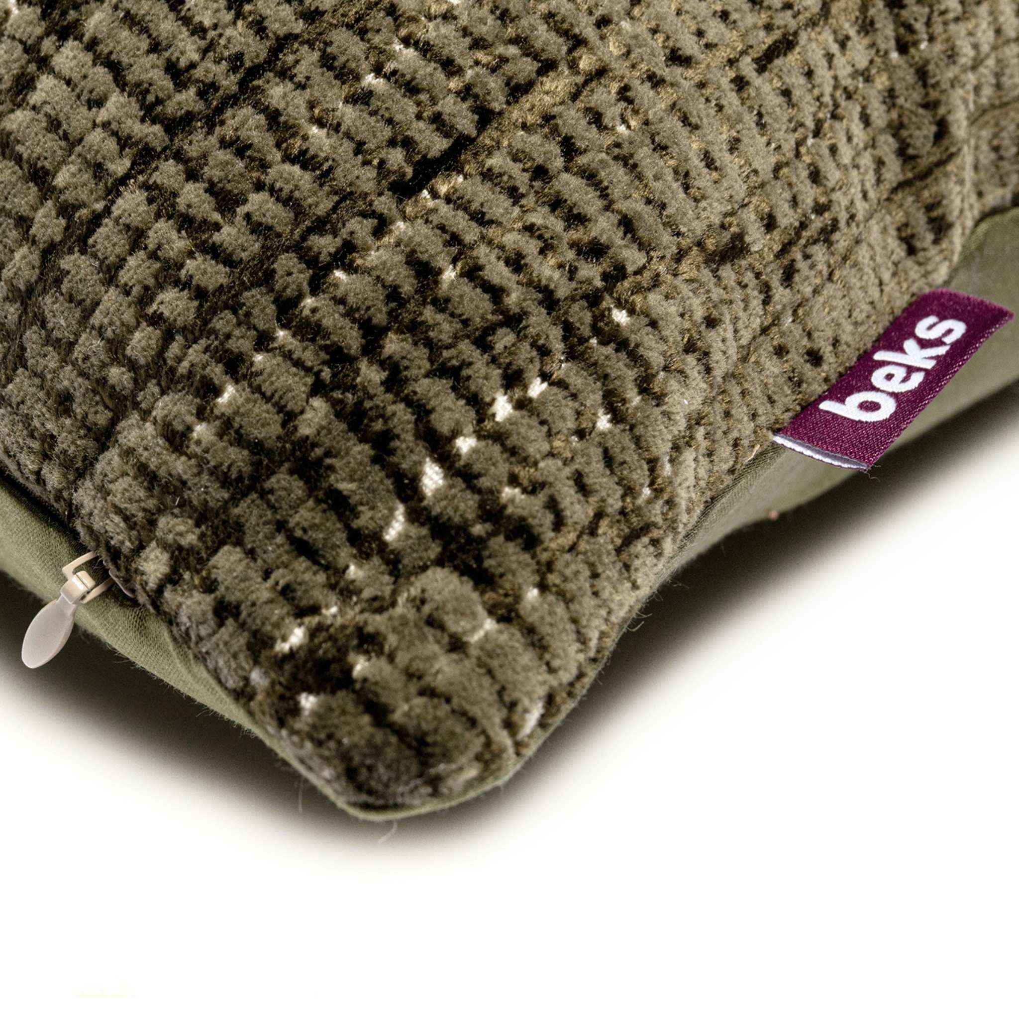 Detailopname van het chenille reliëfpatroon van sierkussen Mason in donkergroen, Studio Beks
