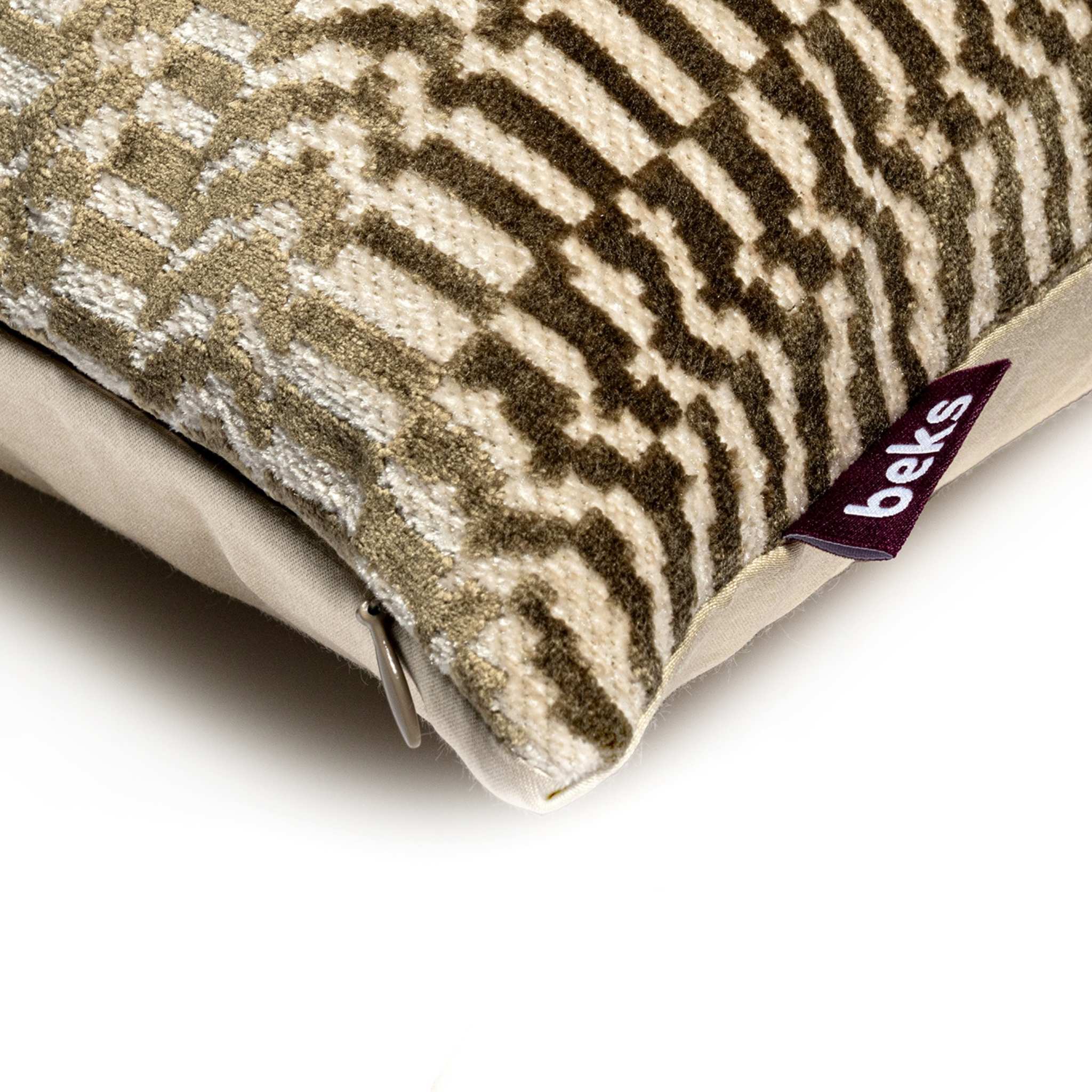 Detailopname van het olijfgroene chenille patroon van sierkussen Maya op beige ondergrond, Studio Beks