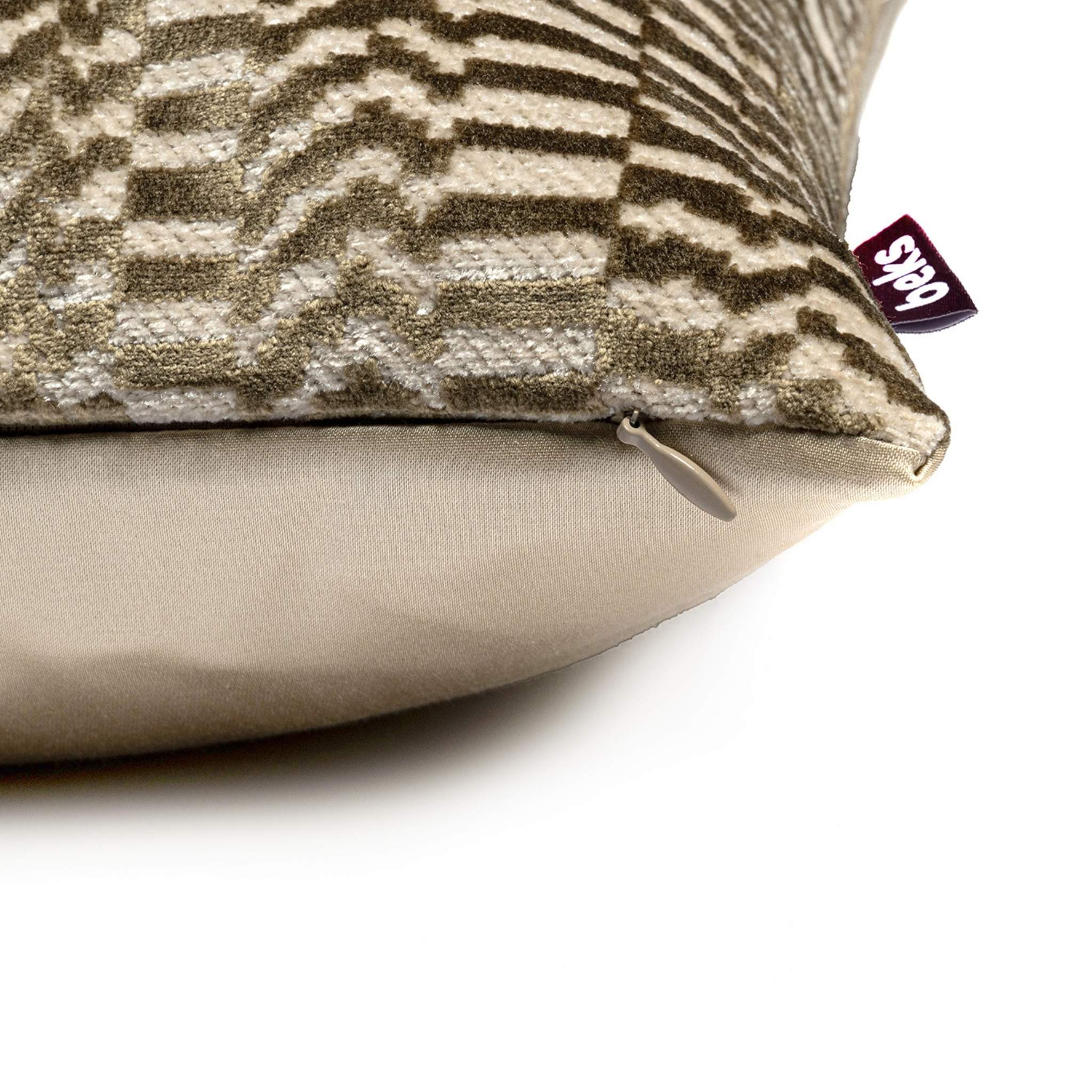 Verborgen YKK rits van vierkant sierkussen Maya beige, handgemaakt in Nederland, Studio Beks