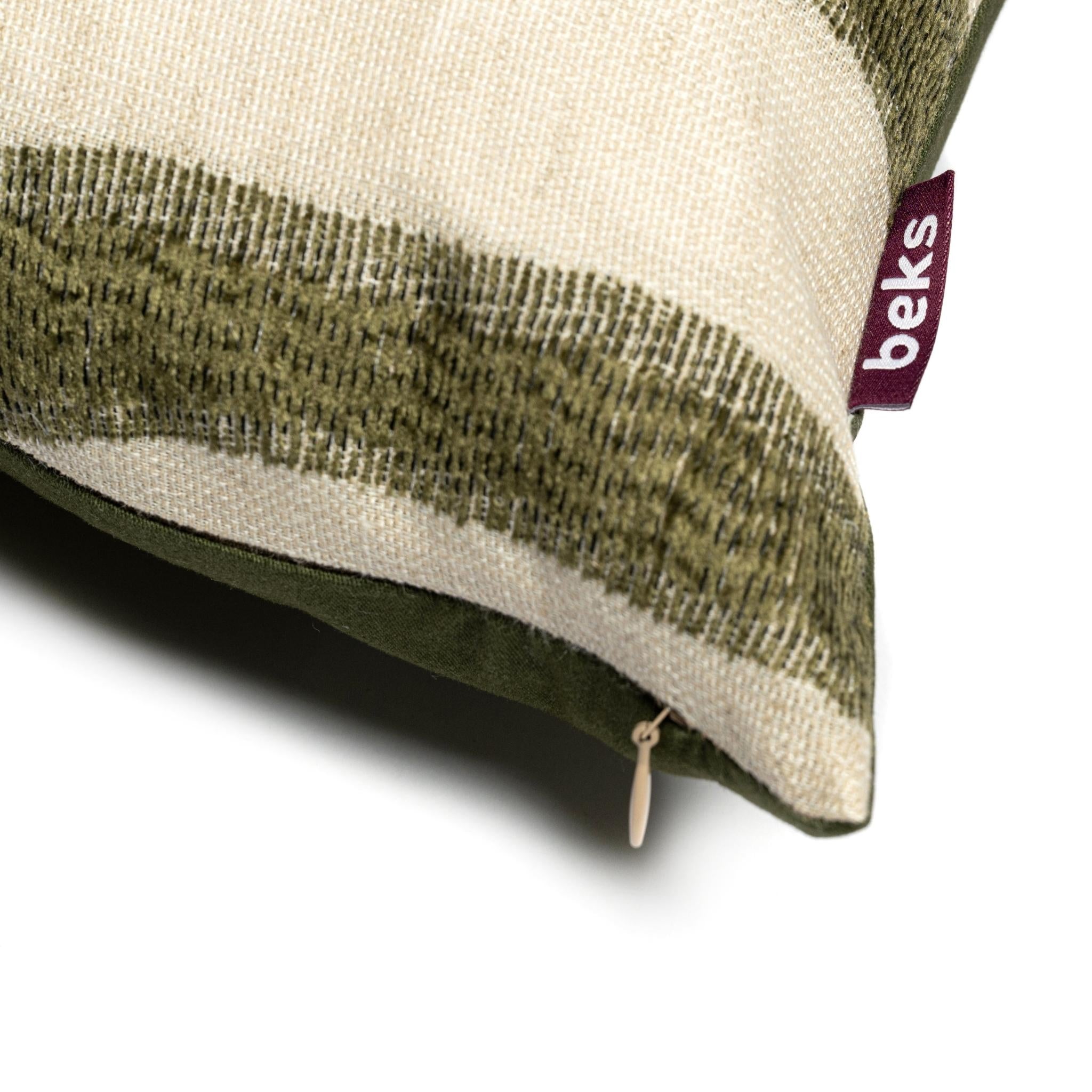 Detailopname van het abstracte olijfgroene chenille patroon van sierkussen Mylo op naturel ondergrond, Studio Beks