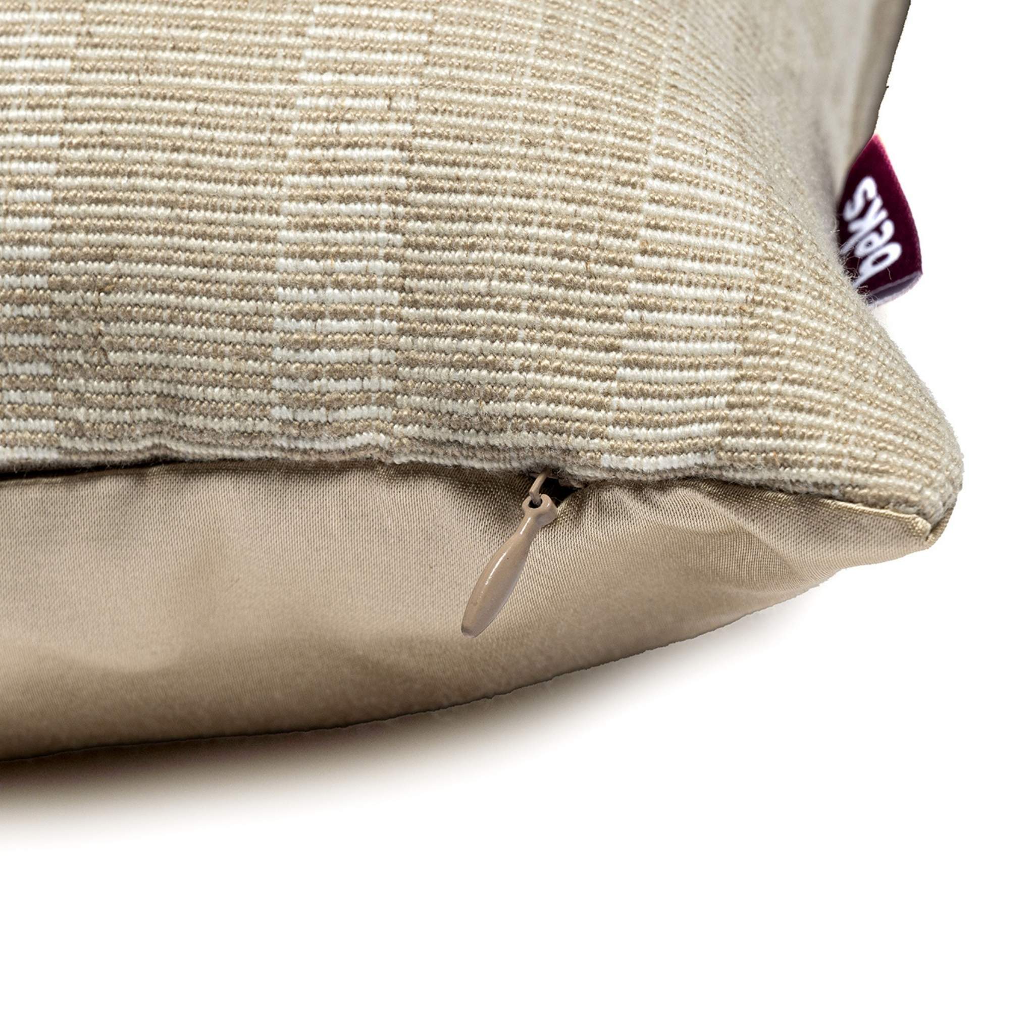 Verborgen rits van vierkant sierkussen Nova beige, handgemaakt in Nederland, Studio Beks