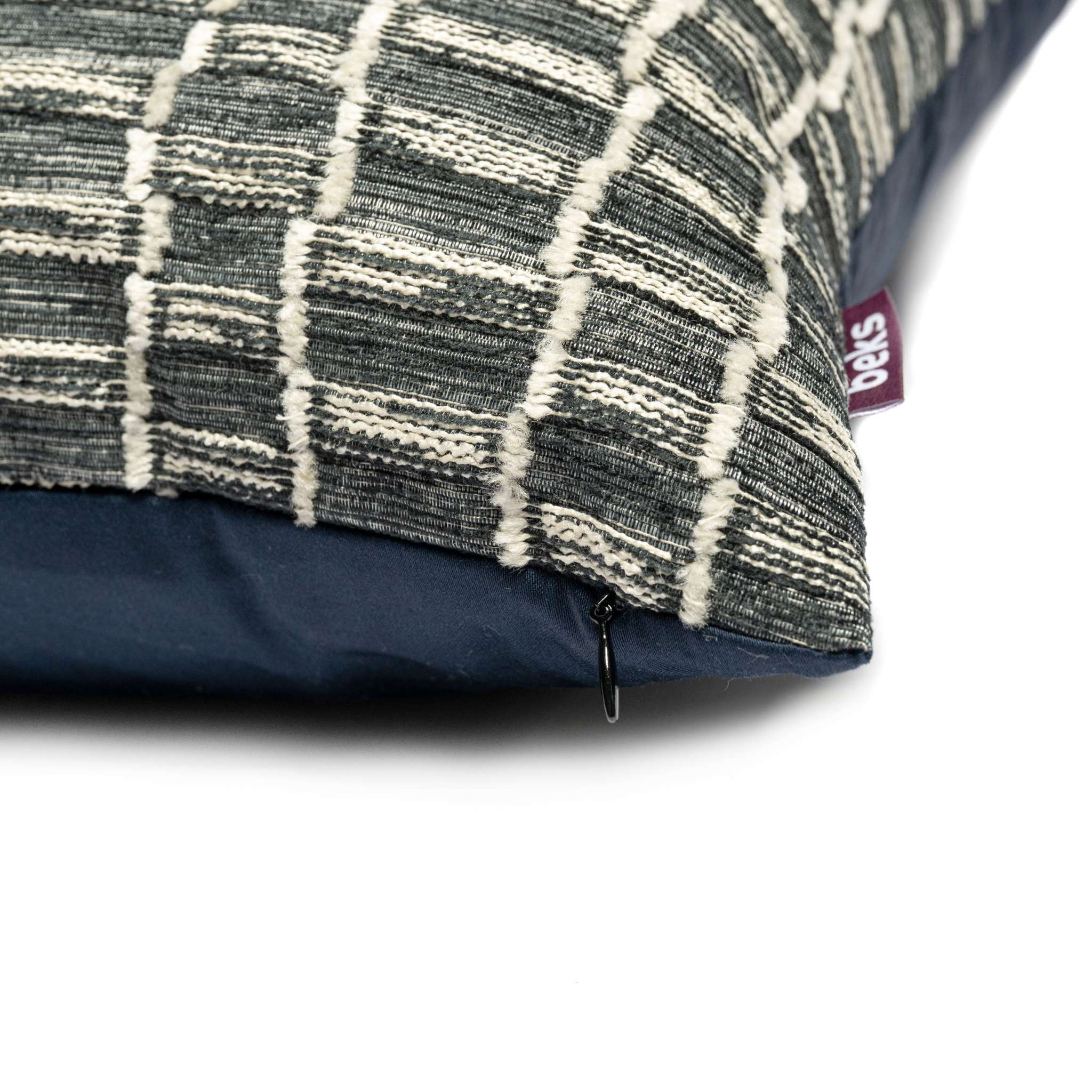 Verborgen YKK rits van vierkant sierkussen Quint blauw, handgemaakt in Nederland, Studio Beks