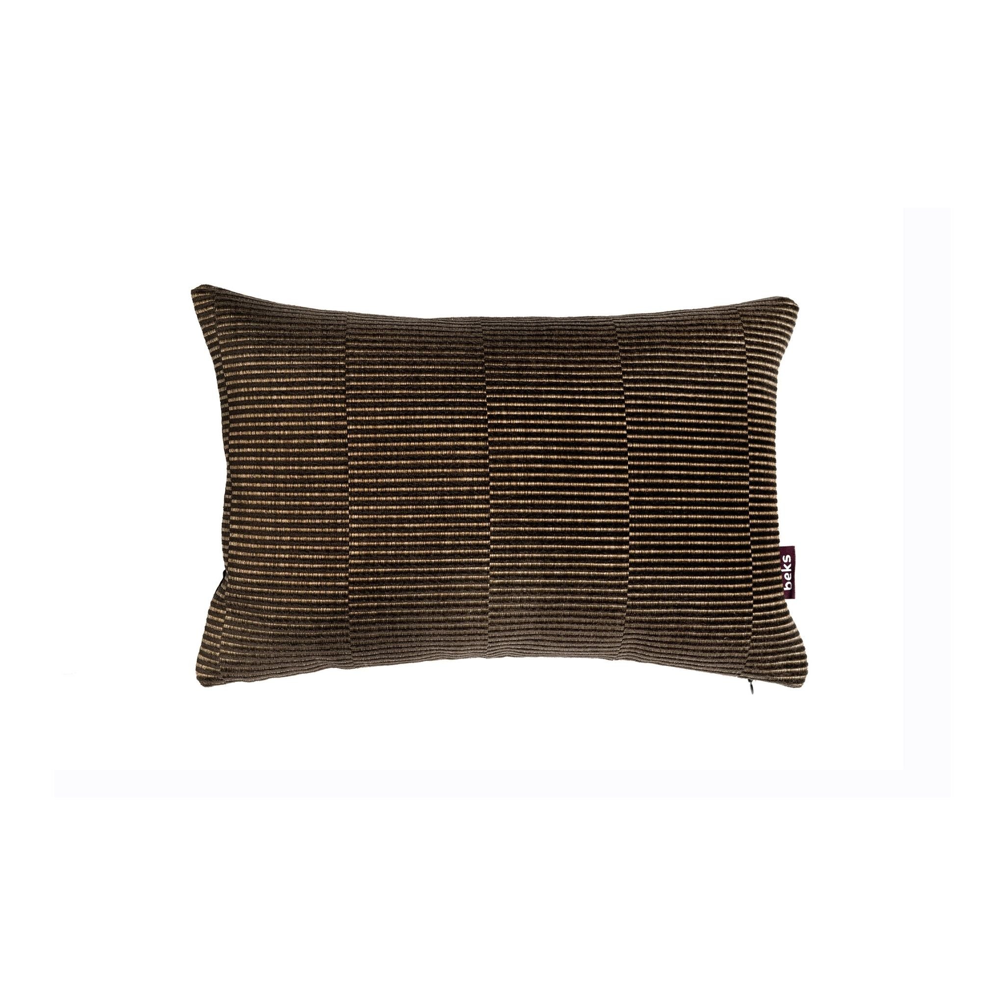 Detailopname van het grafische blokstreeppatroon van sierkussen Roelof in donkerbruin en taupe chenille, Studio Beks
