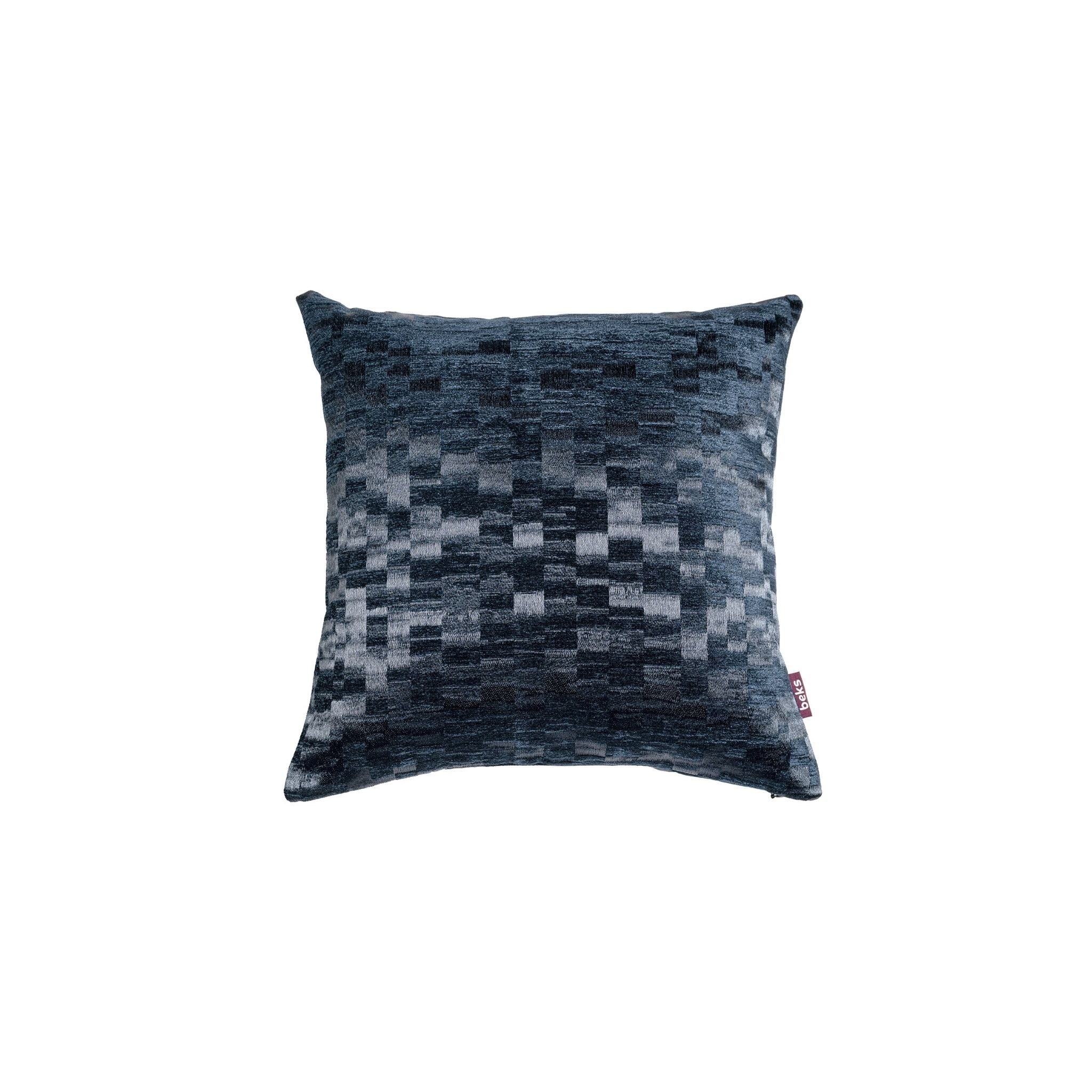 Detailopname van het grafische blokpatroon in glanzende en matte donkerblauwe chenille van sierkussen Stef, Studio Beks