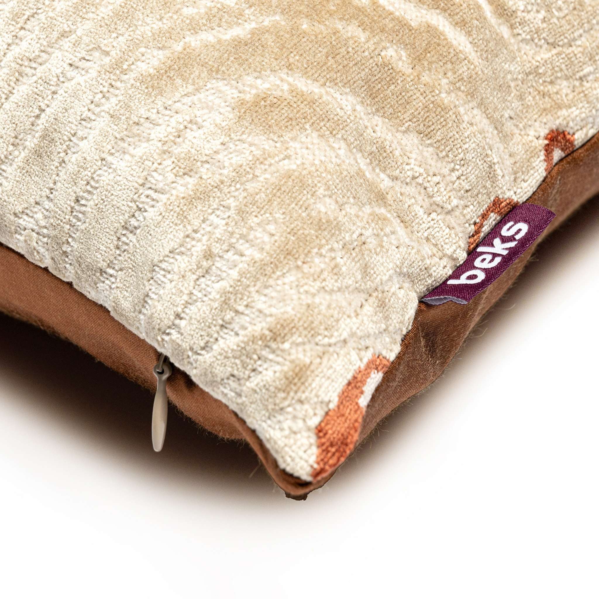 Detailopname van het ingeweven tijgerpatroon in donkerrood en terracotta chenille van sierkussen Vigo op crème bouclé, Studio Beks
