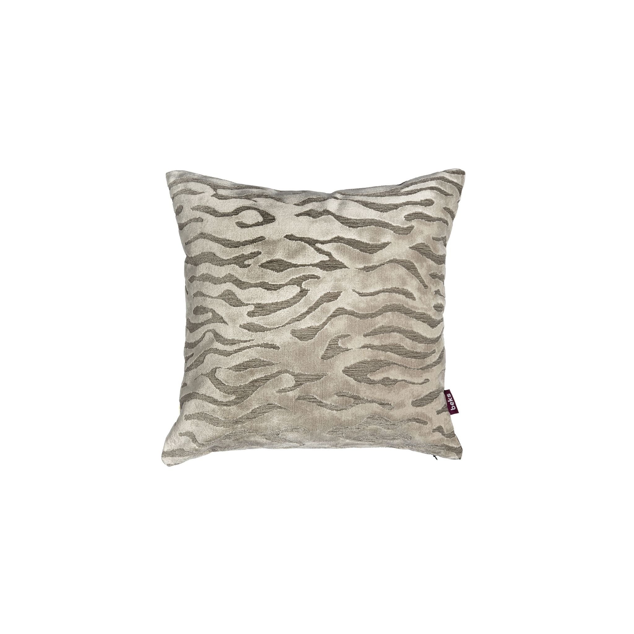 Vierkant grijs sierkussen Yara 45x45 cm met vloeiend zebrapatroon van chenille op crème bouclé, Studio Beks
