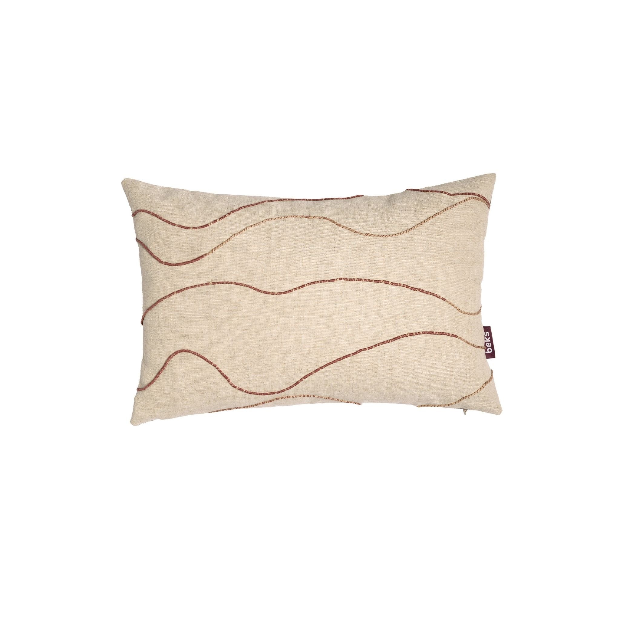 Langwerpig sierkussen Zara 30x45 cm van naturel linnen met golvende rode draadlijnen, Studio Beks
