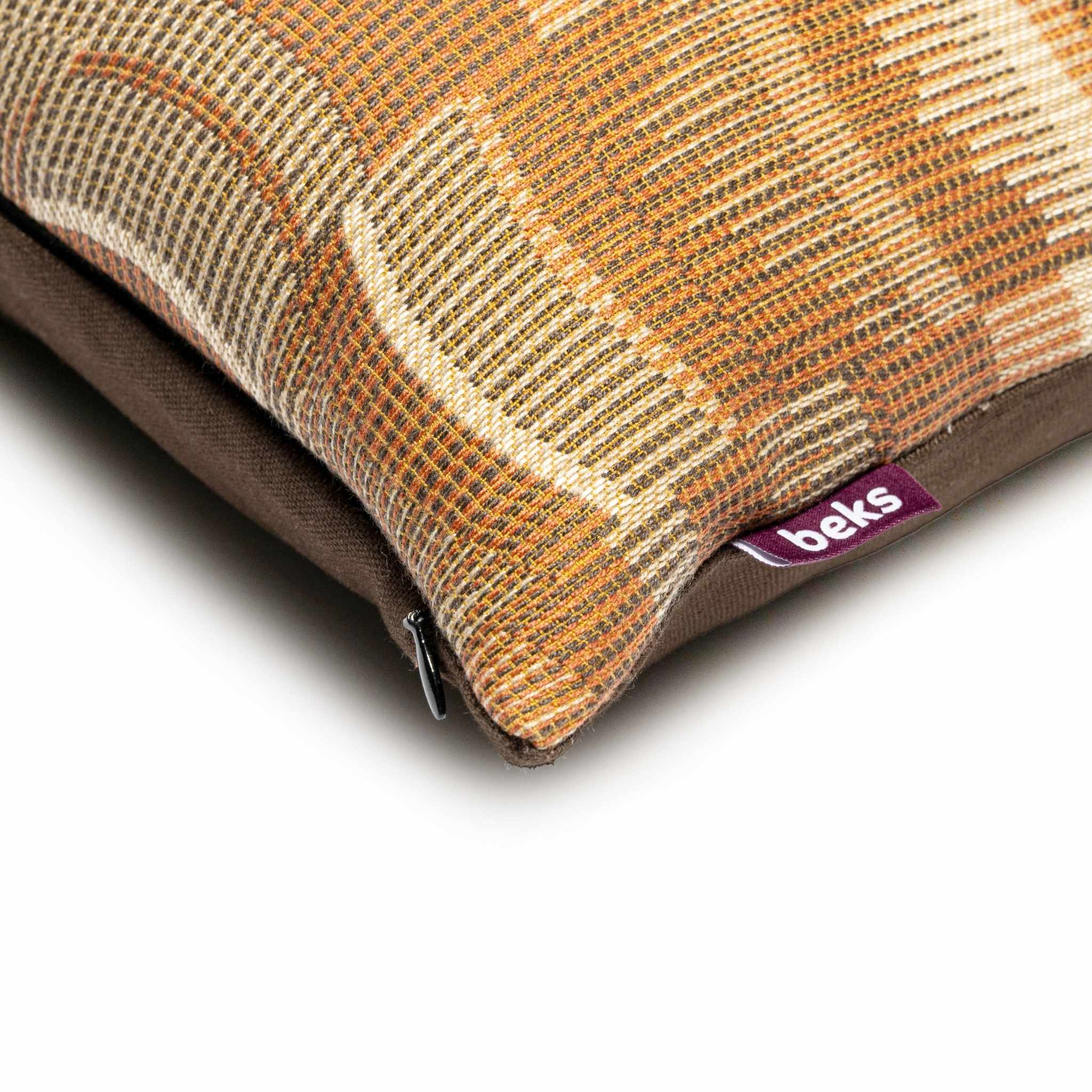 Detailopname van het jacquardpatroon van sierkussen Zayn in terracotta, oranje en bruin, Studio Beks
